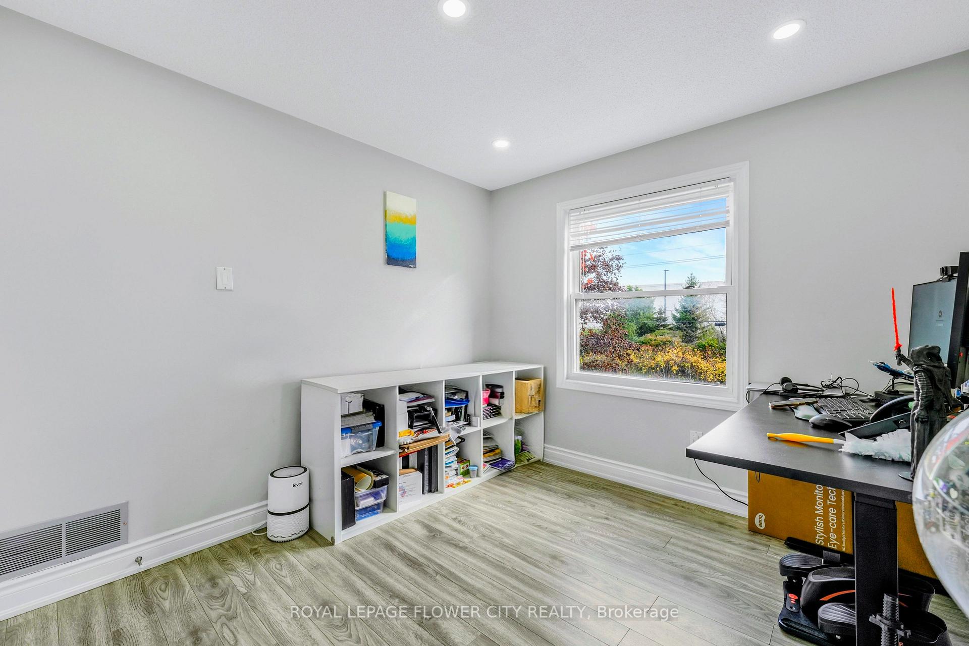Photo 21 of 210 Edgehill Drive, Barrie, Letitia Heights — HOMEH