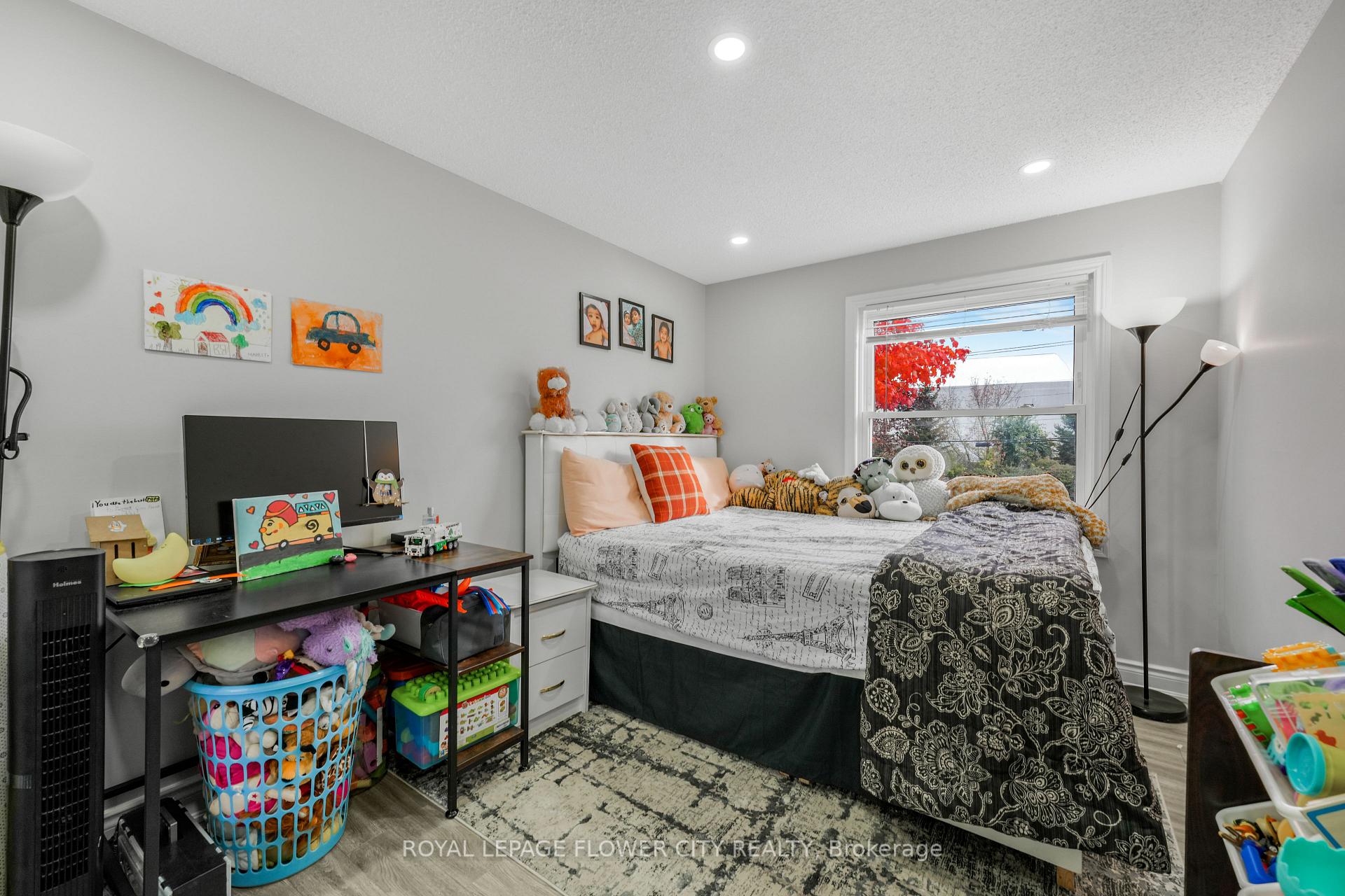 Photo 8 of 210 Edgehill Drive, Barrie, Letitia Heights — HOMEH