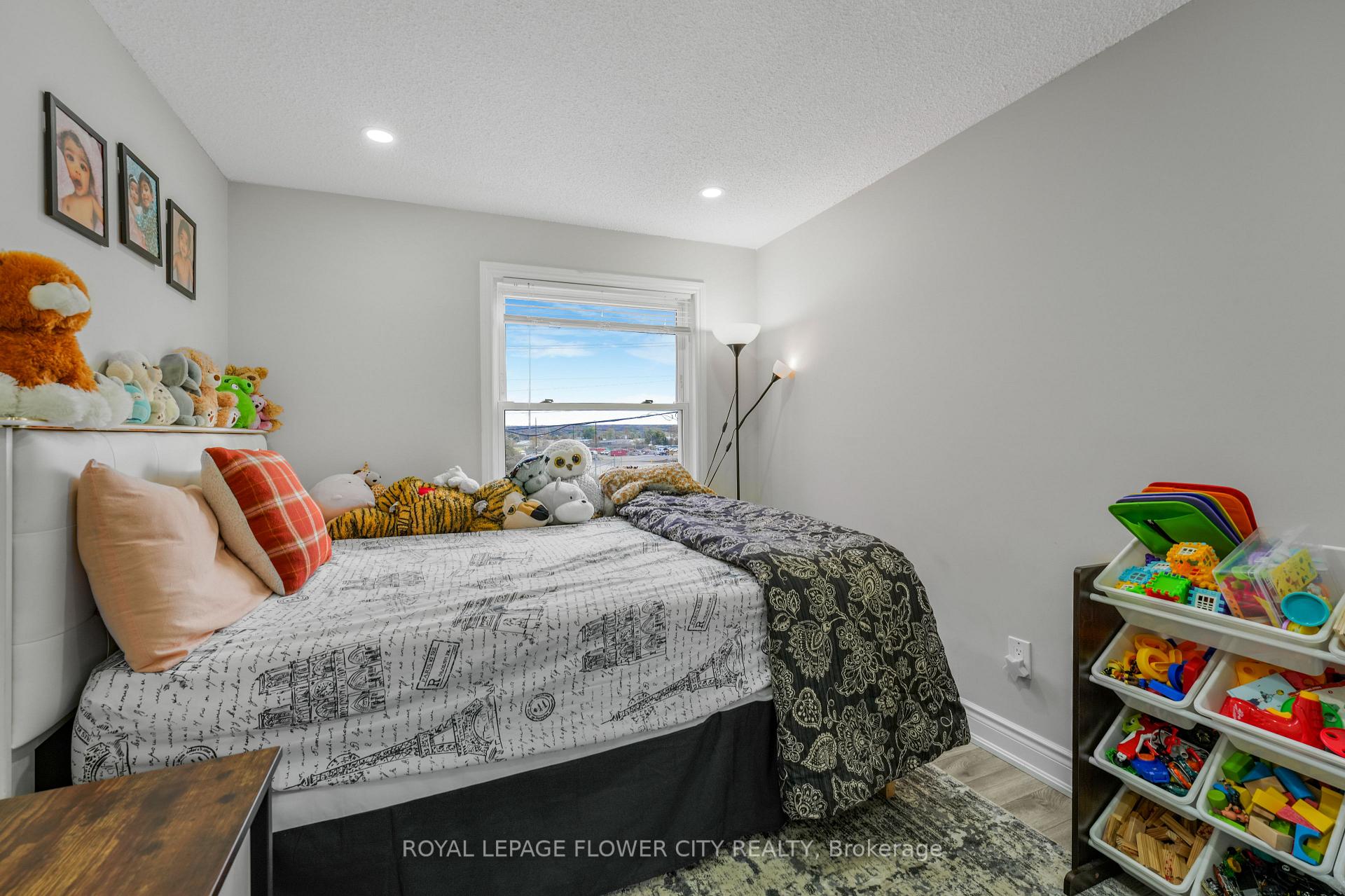 Photo 10 of 210 Edgehill Drive, Barrie, Letitia Heights — HOMEH