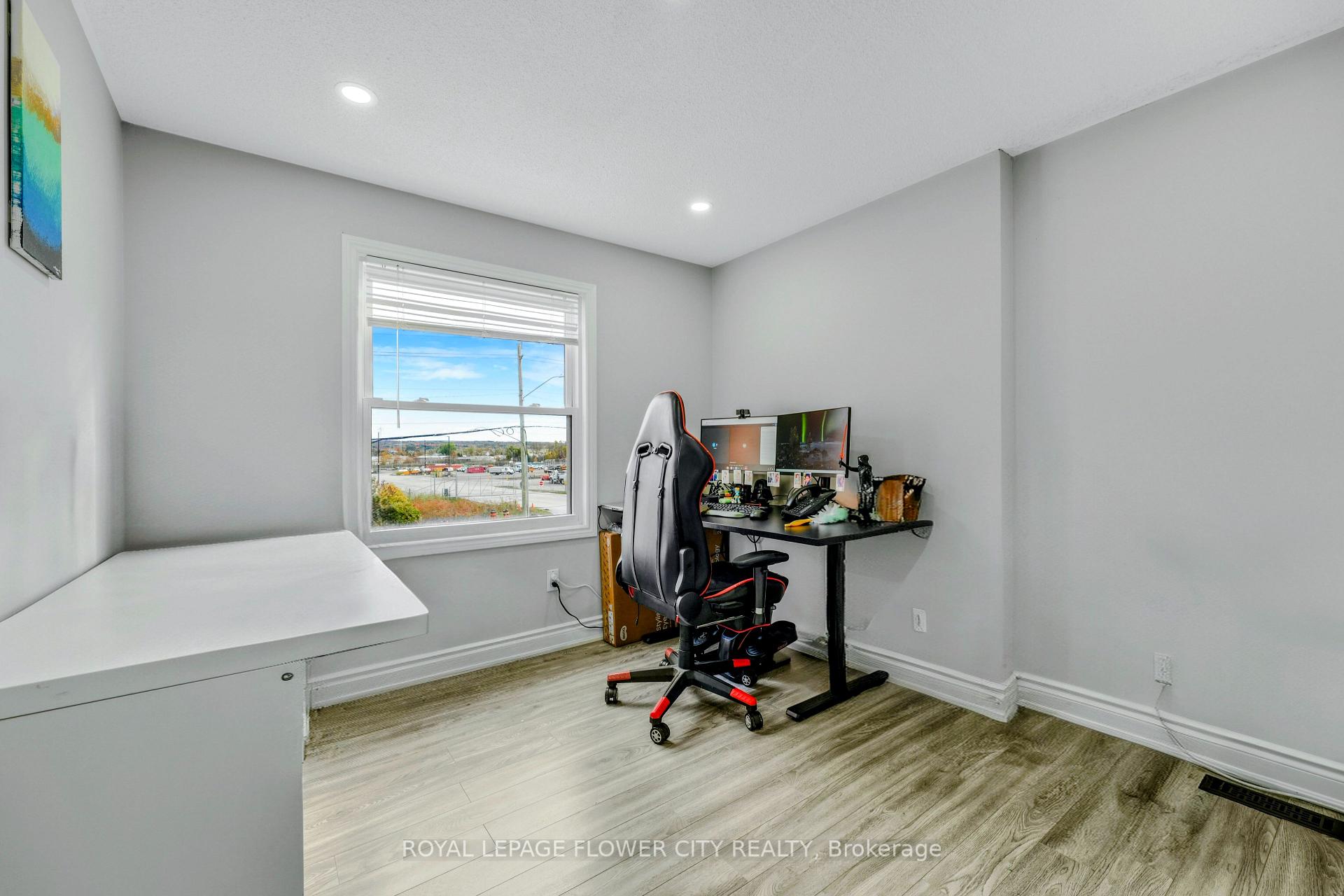 Photo 13 of 210 Edgehill Drive, Barrie, Letitia Heights — HOMEH