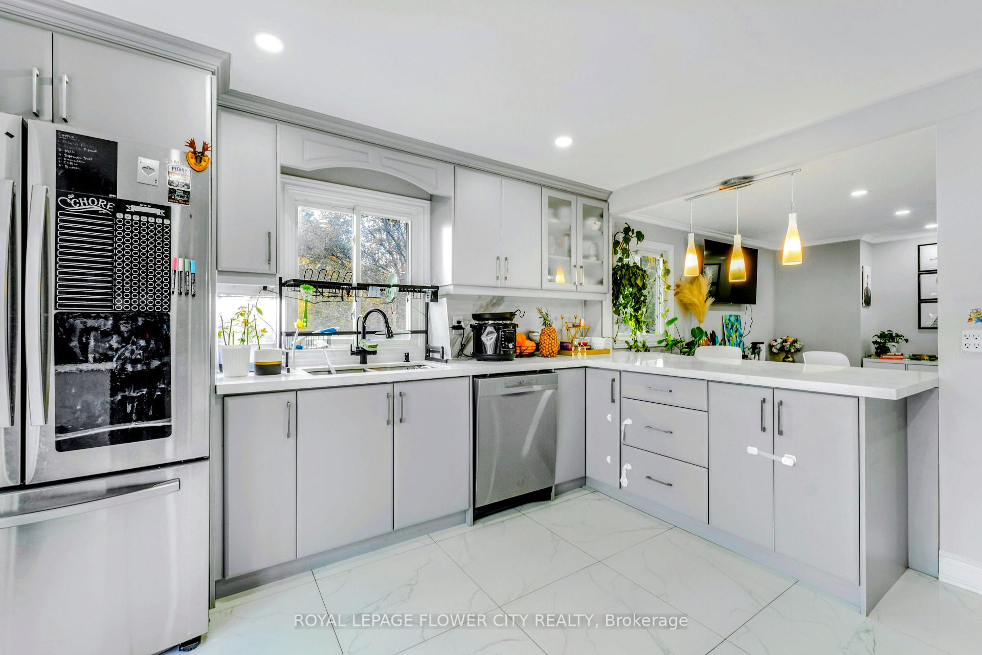 Photo 14 of 210 Edgehill Drive, Barrie, Letitia Heights — HOMEH