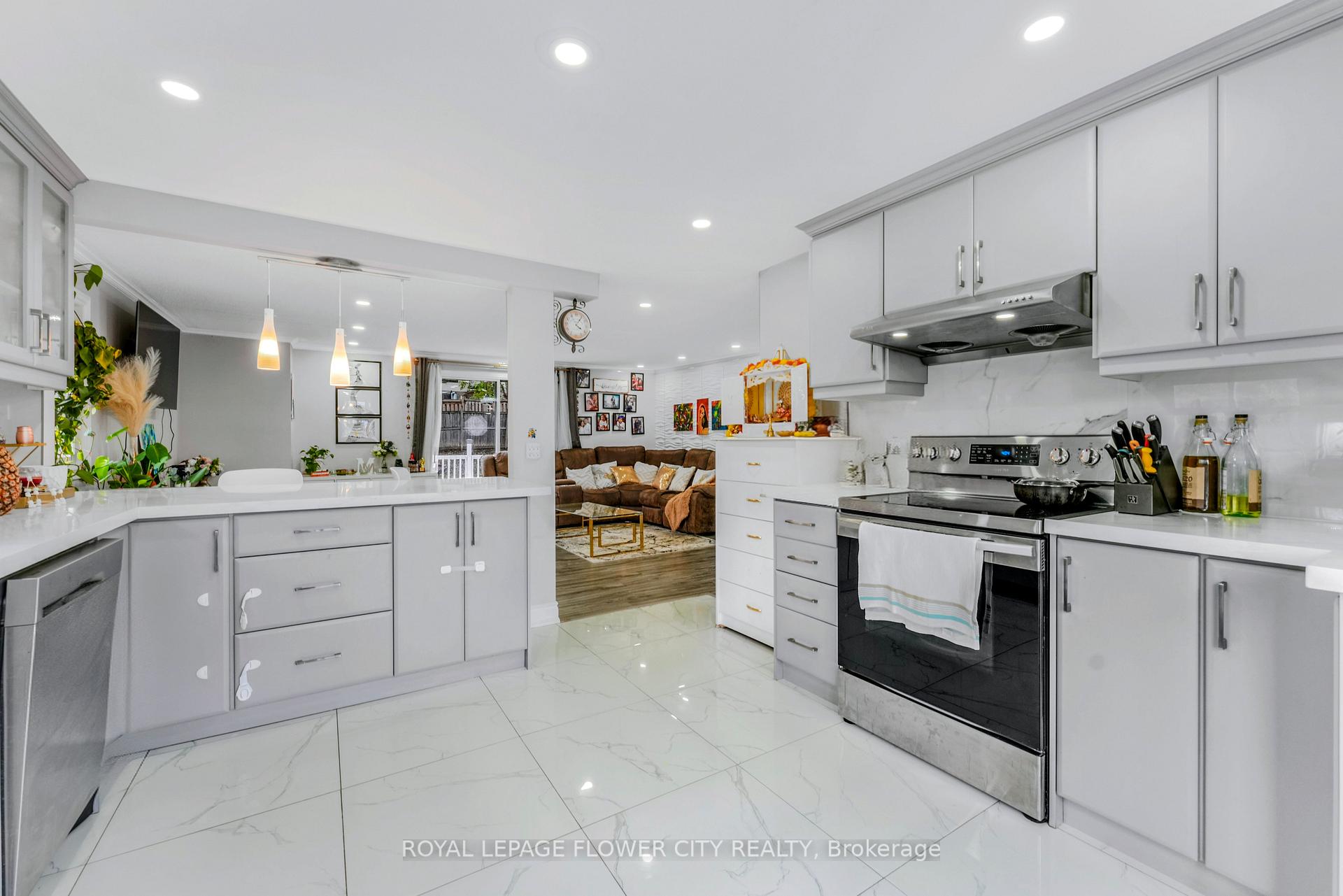 Photo 15 of 210 Edgehill Drive, Barrie, Letitia Heights — HOMEH