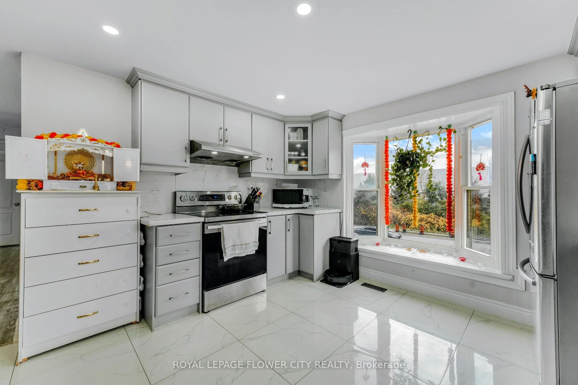 Photo 16 of 210 Edgehill Drive, Barrie, Letitia Heights — HOMEH