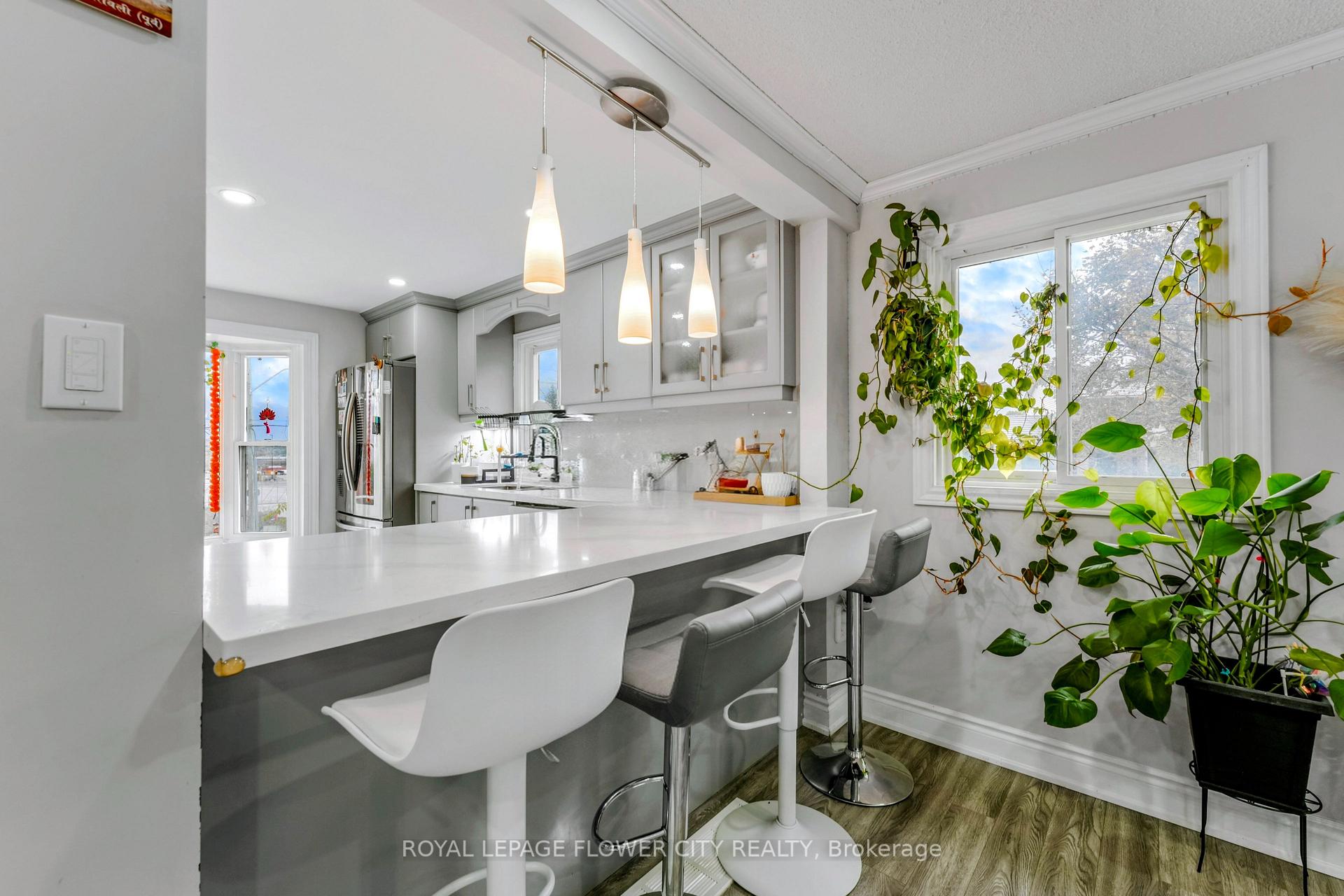 Photo 18 of 210 Edgehill Drive, Barrie, Letitia Heights — HOMEH
