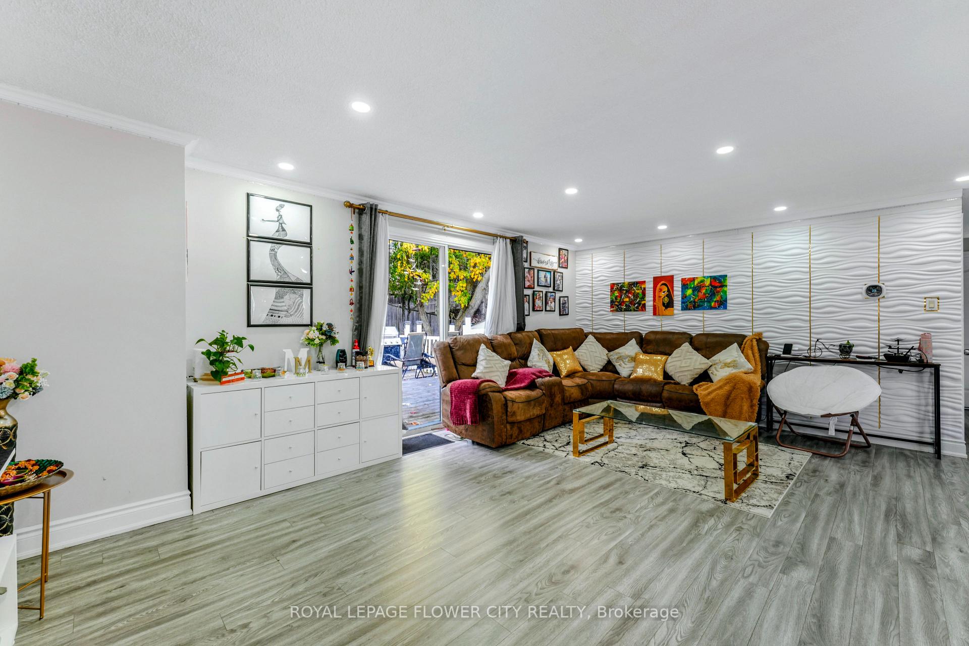 Photo 22 of 210 Edgehill Drive, Barrie, Letitia Heights — HOMEH