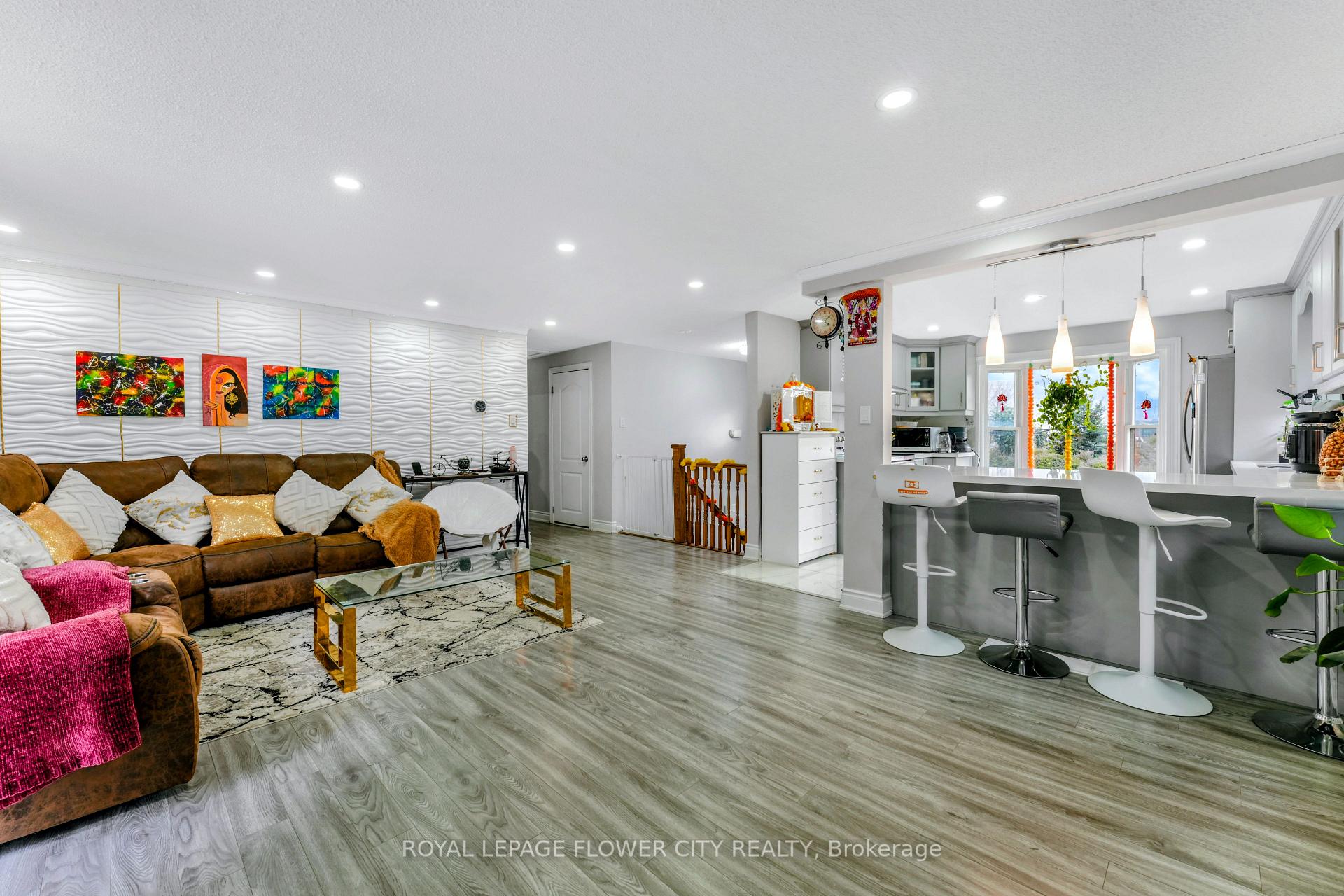 Photo 23 of 210 Edgehill Drive, Barrie, Letitia Heights — HOMEH