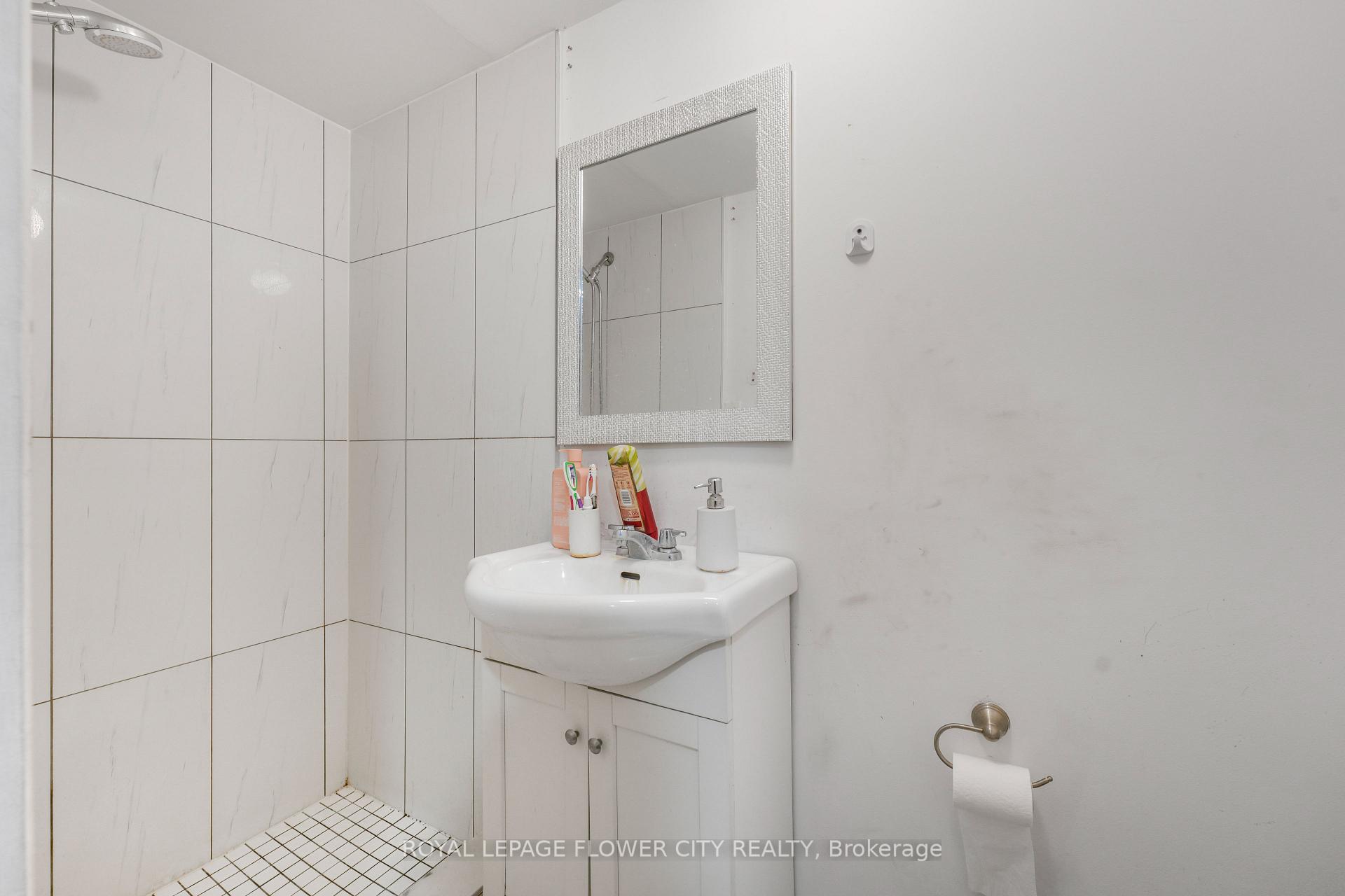 Photo 26 of 210 Edgehill Drive, Barrie, Letitia Heights — HOMEH