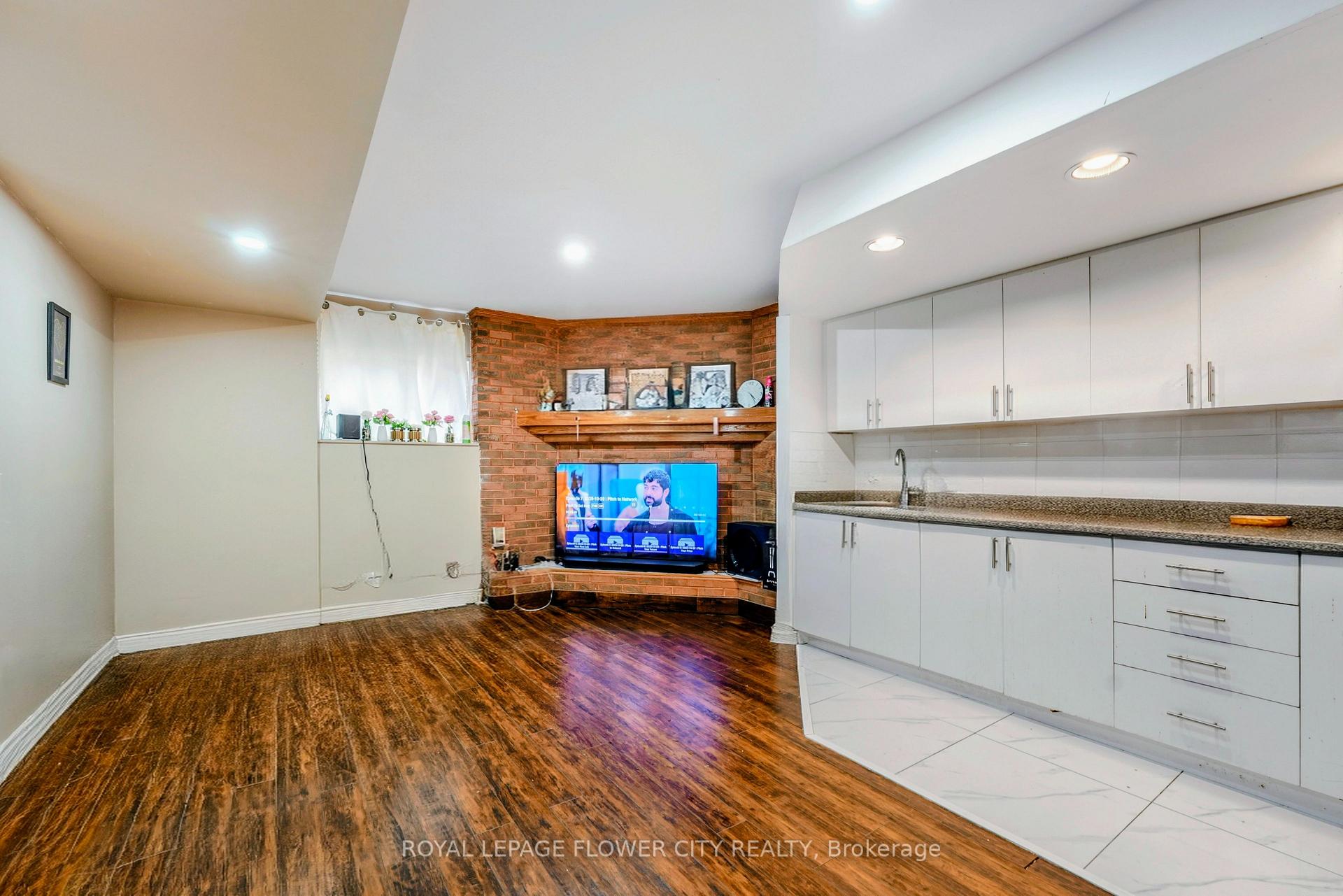 Photo 19 of 210 Edgehill Drive, Barrie, Letitia Heights — HOMEH