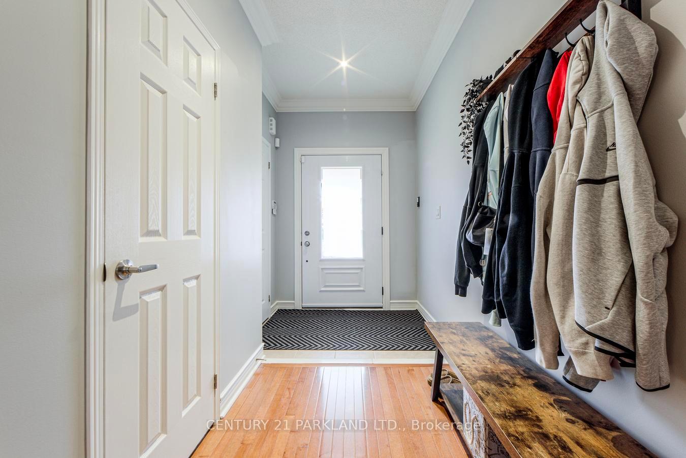 Photo 3 of 81 D'amato Crescent, Vaughan, Maple — HOMEH