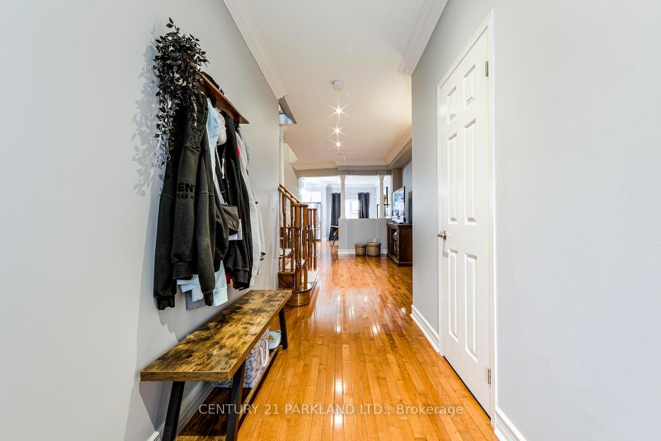 Photo 4 of 81 D'amato Crescent, Vaughan, Maple — HOMEH