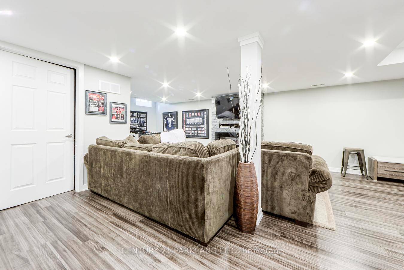 Photo 5 of 81 D'amato Crescent, Vaughan, Maple — HOMEH