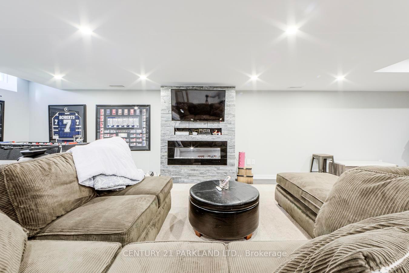 Photo 6 of 81 D'amato Crescent, Vaughan, Maple — HOMEH