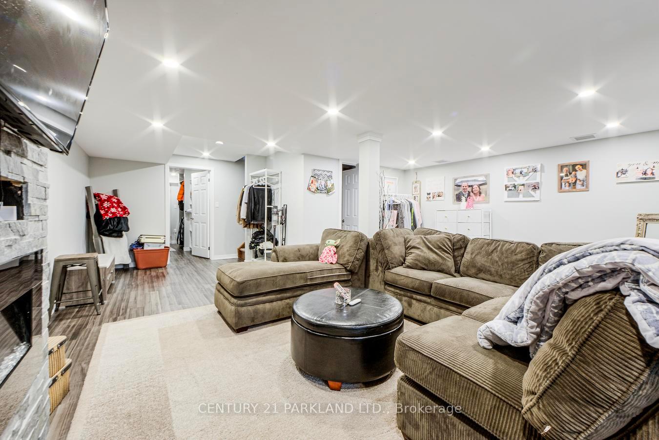 Photo 8 of 81 D'amato Crescent, Vaughan, Maple — HOMEH
