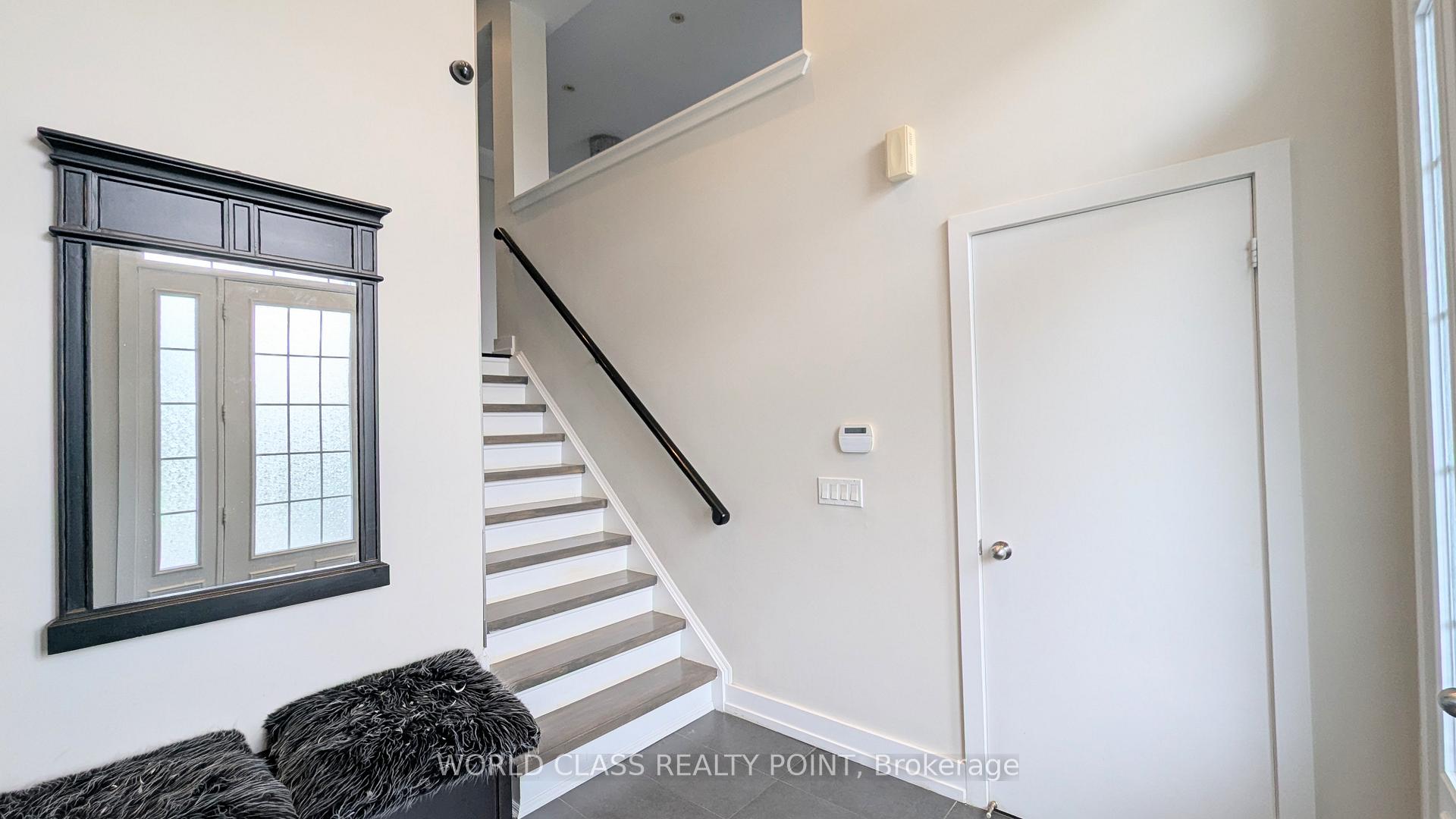 Photo 4 of 22 Gesher Crescent, Vaughan, Patterson — HOMEH