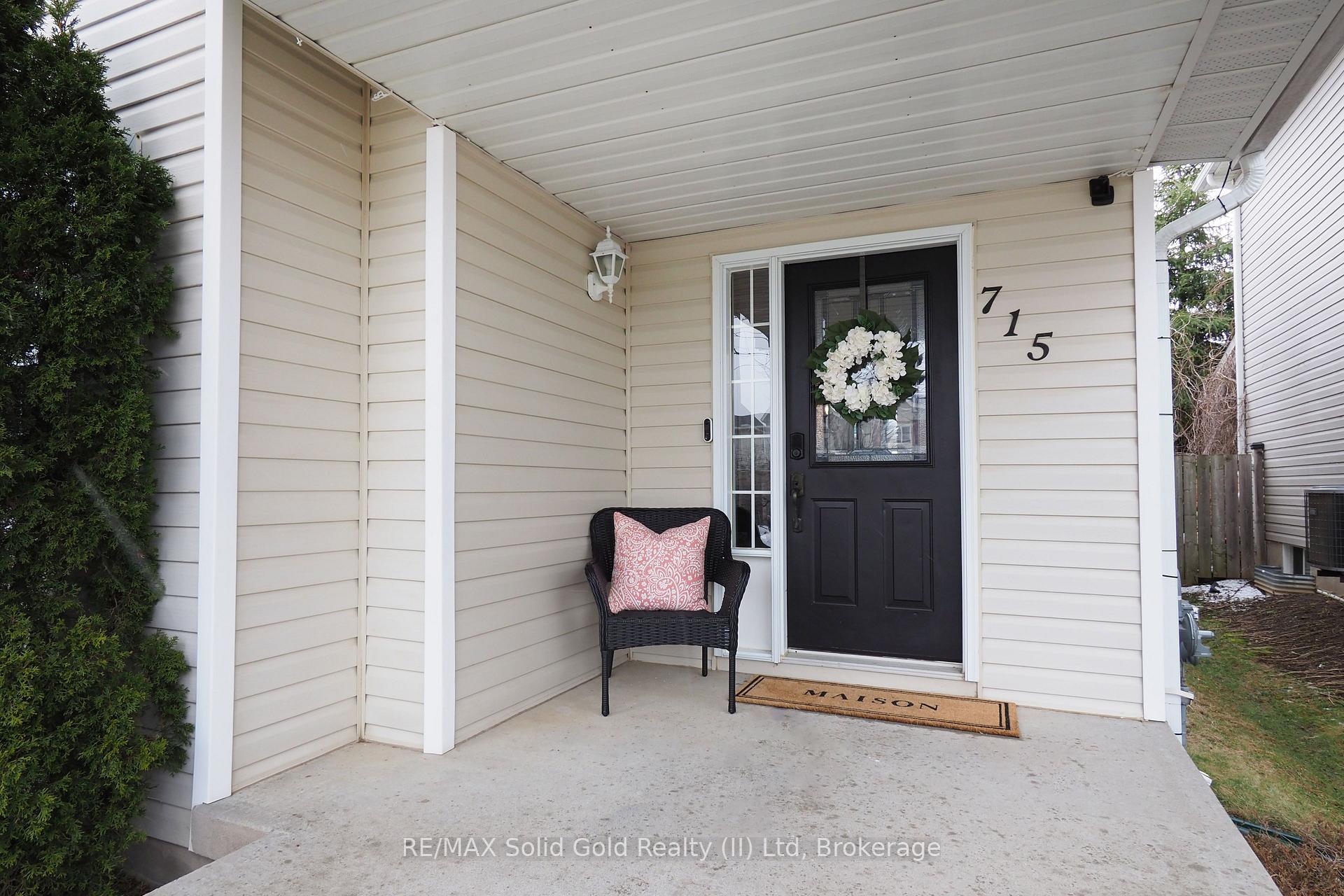 Photo 3 of 715 Brandenburg Boulevard, Waterloo — HOMEH