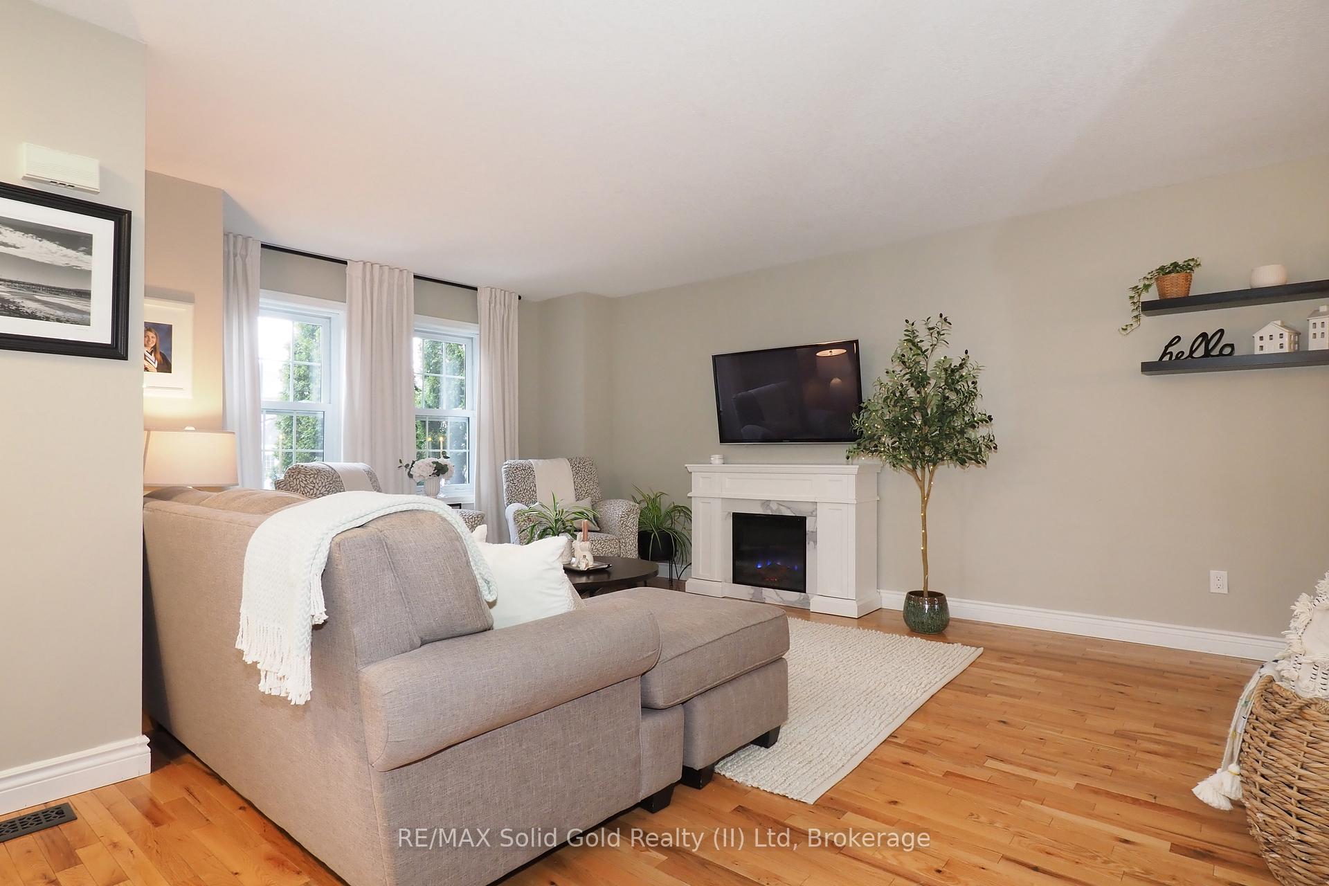 Photo 6 of 715 Brandenburg Boulevard, Waterloo — HOMEH