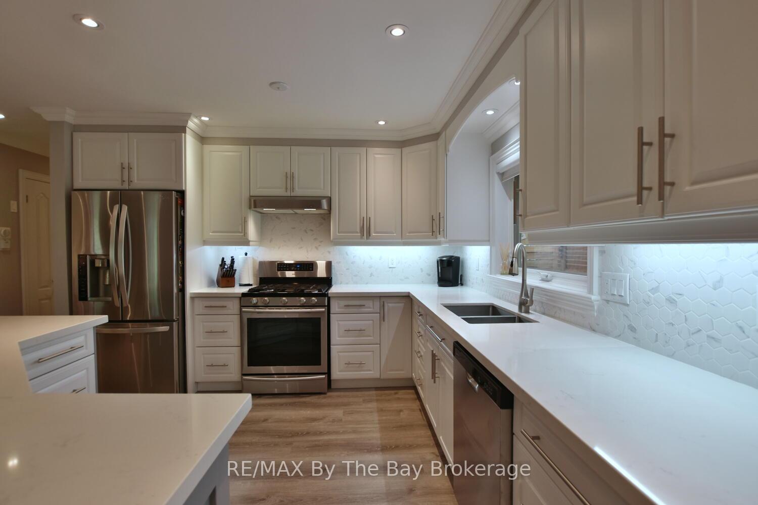 Photo 6 of 75 40th Street S, Wasaga Beach — HOMEH