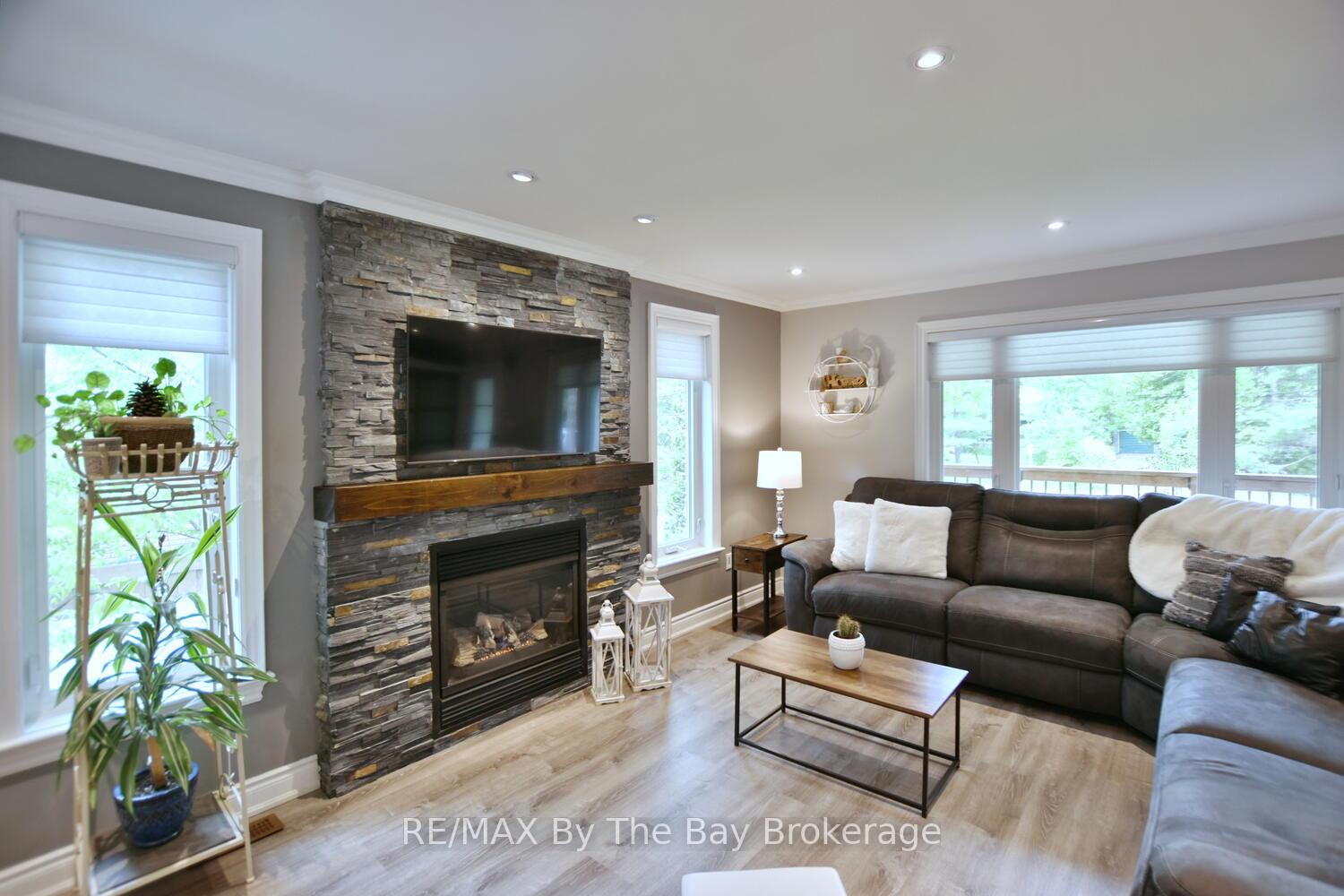 Photo 7 of 75 40th Street S, Wasaga Beach — HOMEH