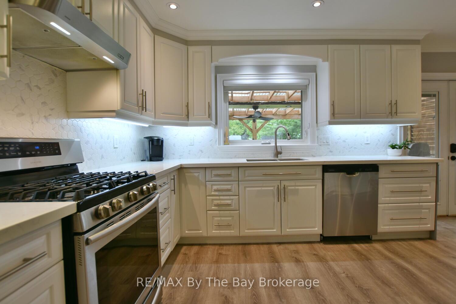 Photo 15 of 75 40th Street S, Wasaga Beach — HOMEH