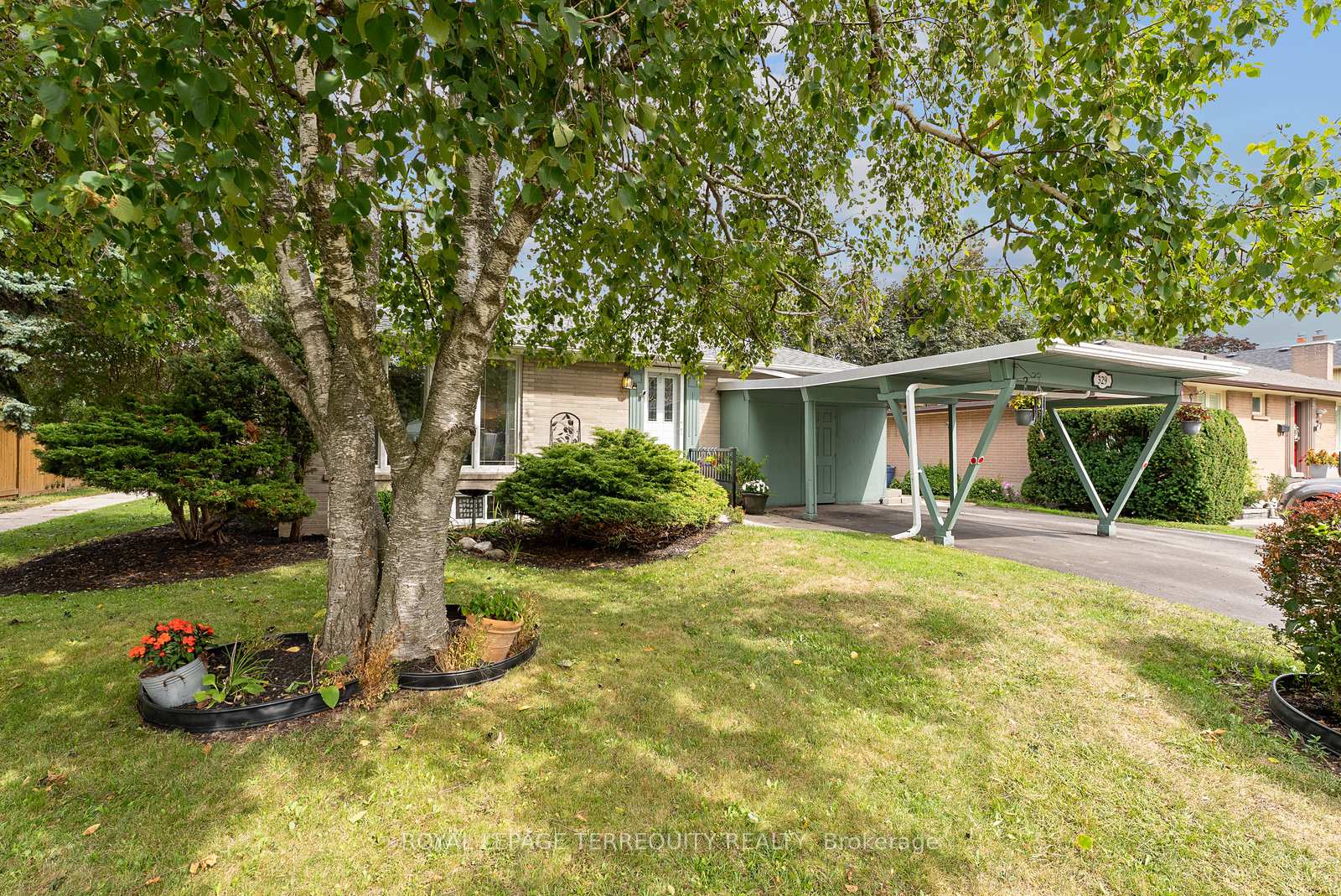 Photo 2 of 329 Cochrane Street, Whitby, Downtown Whitby — HOMEH