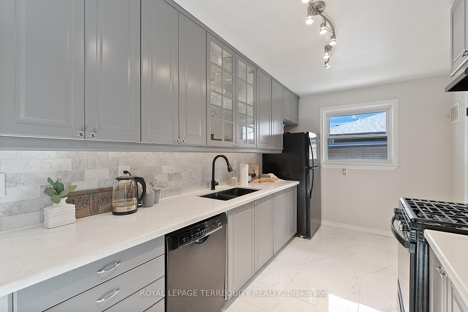 Photo 9 of 329 Cochrane Street, Whitby, Downtown Whitby — HOMEH
