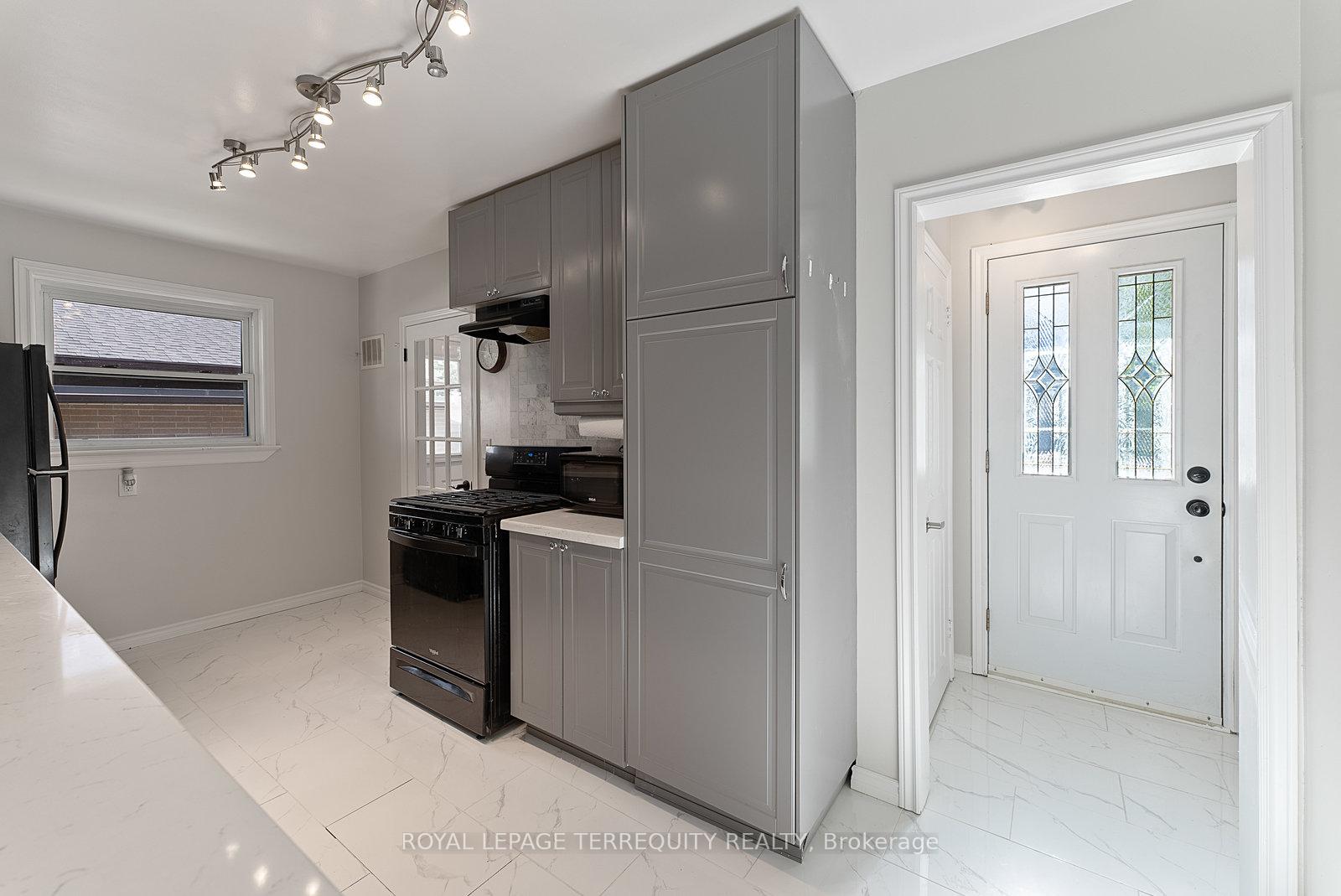 Photo 10 of 329 Cochrane Street, Whitby, Downtown Whitby — HOMEH