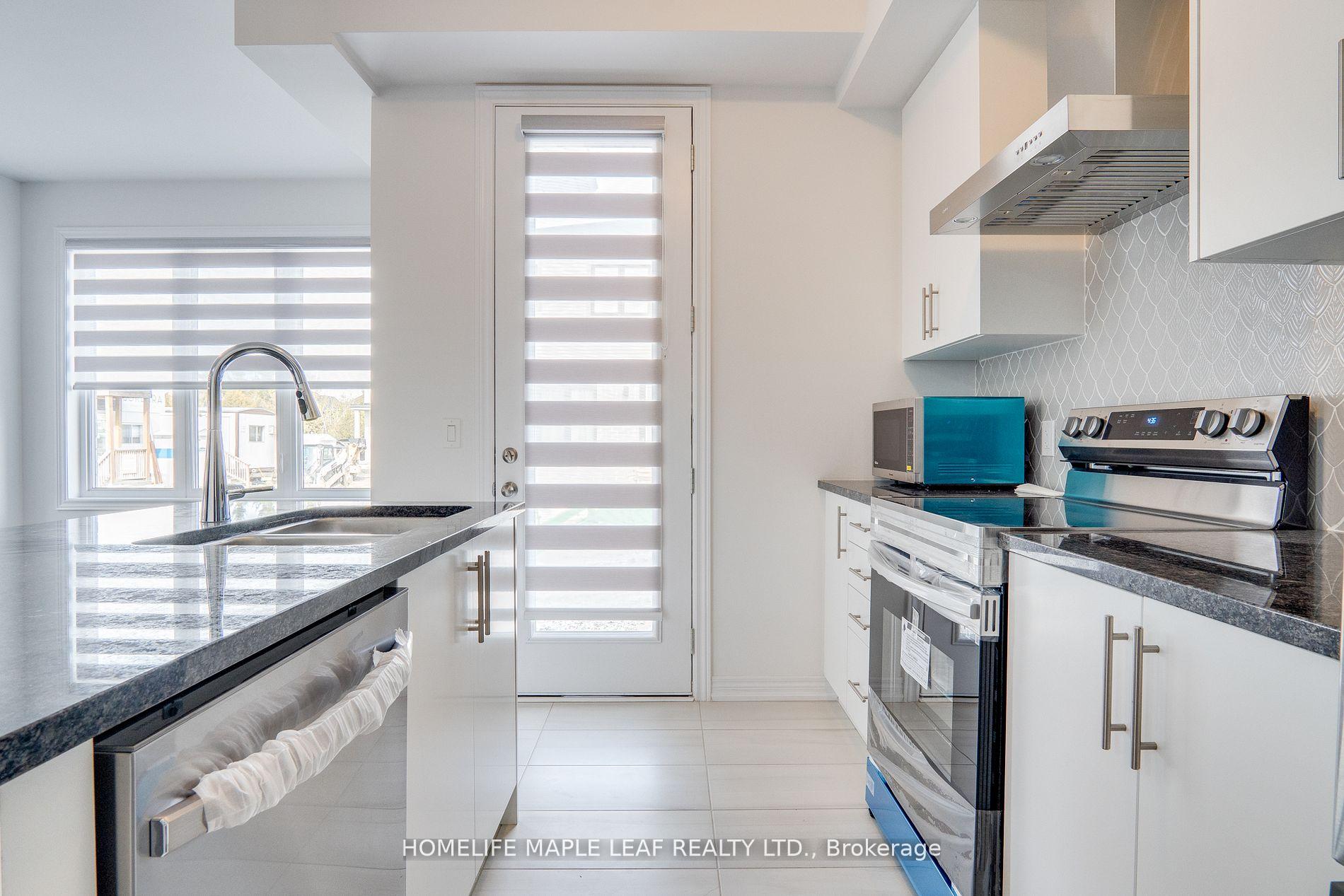 Photo 13 of 48 Sorbara Way, Whitby, Brooklin — HOMEH