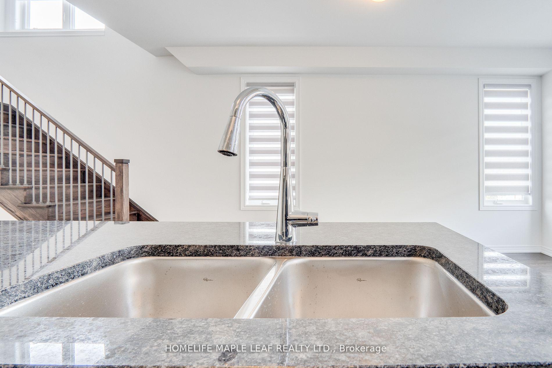 Photo 14 of 48 Sorbara Way, Whitby, Brooklin — HOMEH