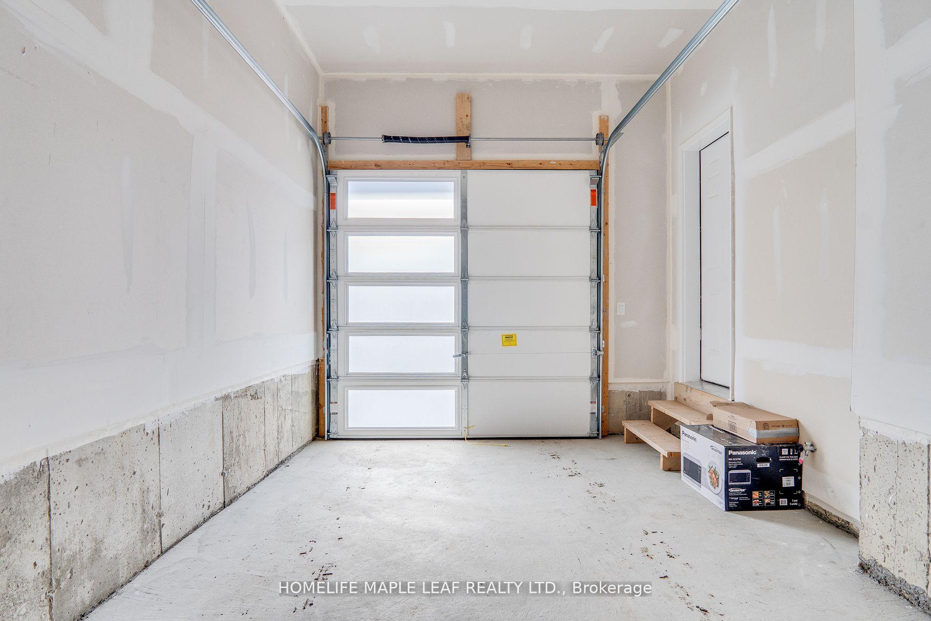 Photo 33 of 48 Sorbara Way, Whitby, Brooklin — HOMEH