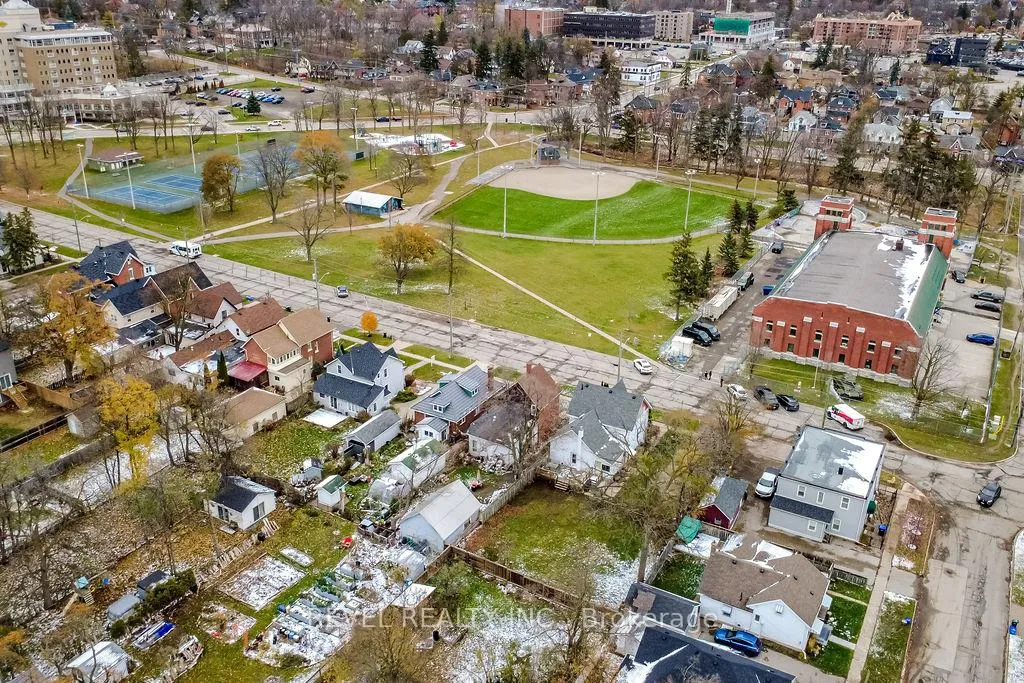 Photo 40 of 44 Parkside Drive, Barrie, Queen's Park — HOMEH