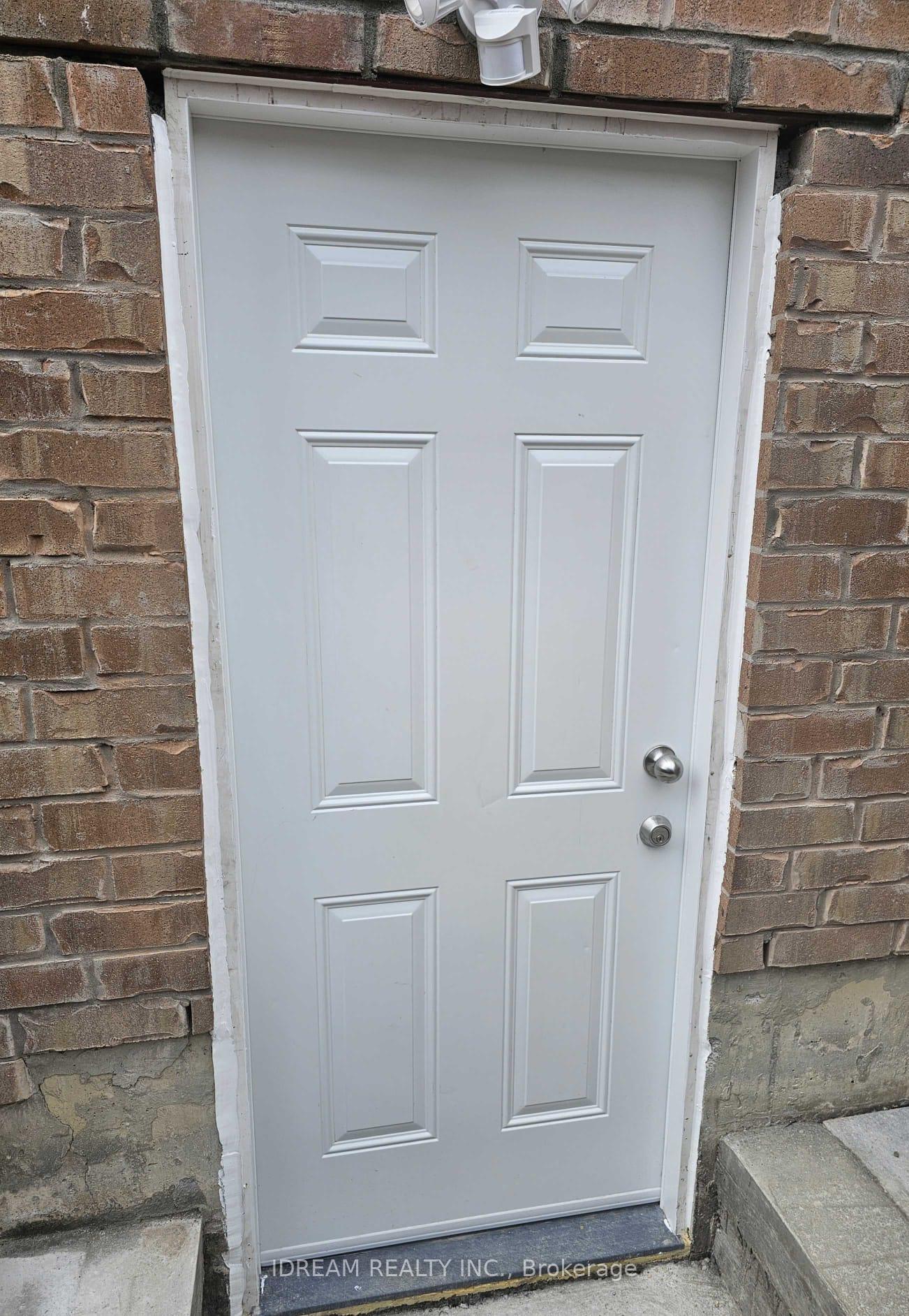 Photo 3 of Unit Bsmt, 2 Elderslie Crescent, Vaughan, Kleinburg — HOMEH