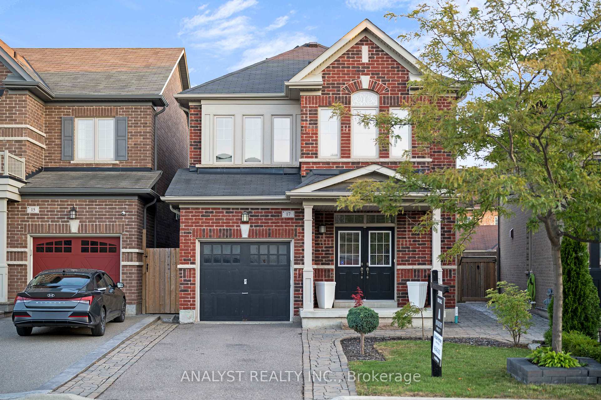 Photo 2 of 17 Herzl Street, Vaughan, Kleinburg — HOMEH