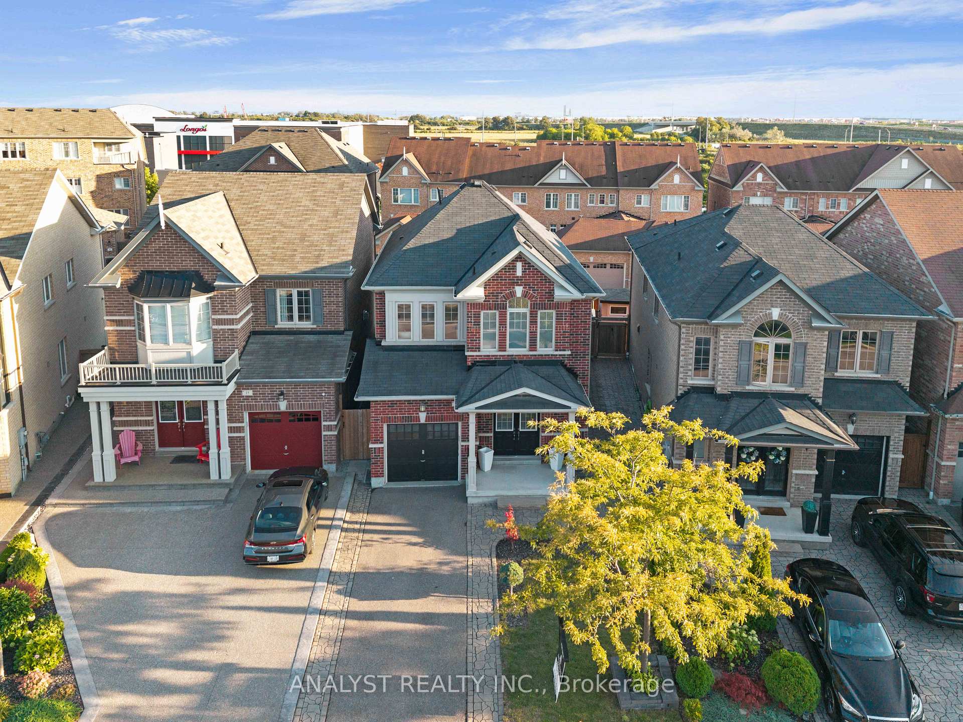 Photo 3 of 17 Herzl Street, Vaughan, Kleinburg — HOMEH