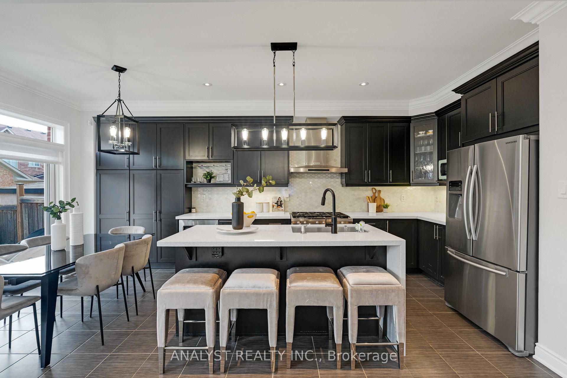 Photo 11 of 17 Herzl Street, Vaughan, Kleinburg — HOMEH