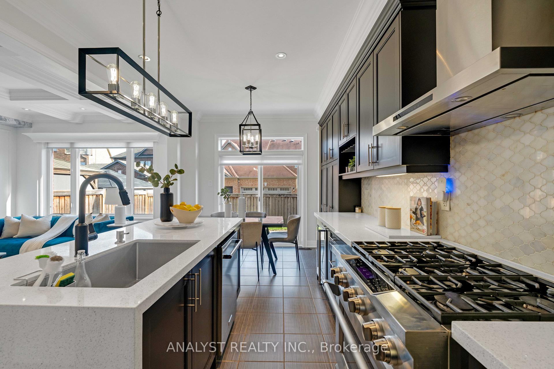 Photo 12 of 17 Herzl Street, Vaughan, Kleinburg — HOMEH