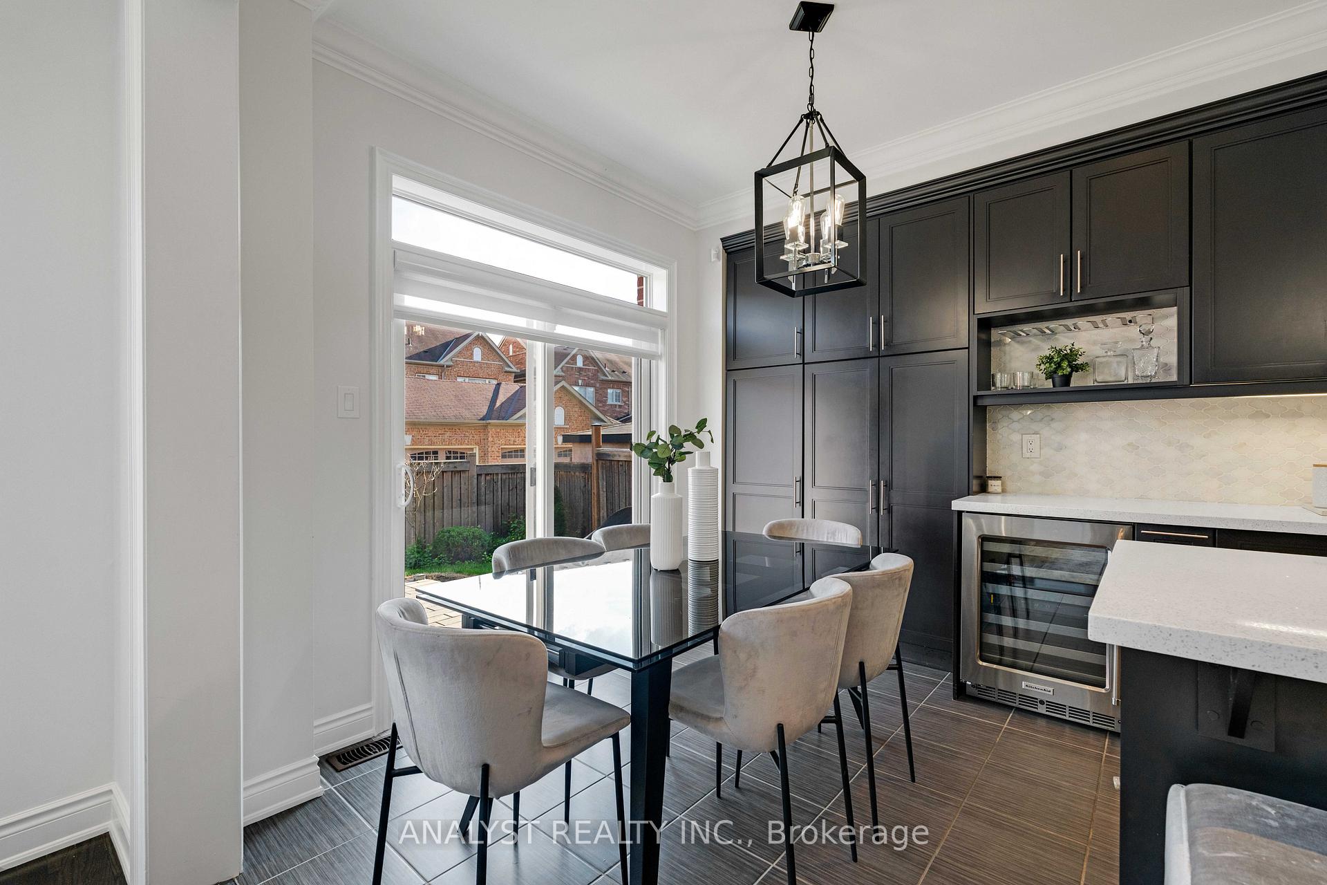 Photo 13 of 17 Herzl Street, Vaughan, Kleinburg — HOMEH