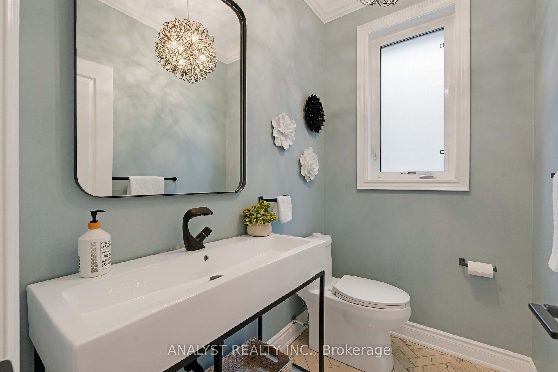 Photo 15 of 17 Herzl Street, Vaughan, Kleinburg — HOMEH