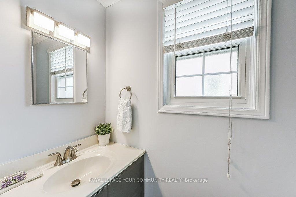 Photo 5 of 44 Canadian Oaks Drive, Whitby, Blue Grass Meadows — HOMEH