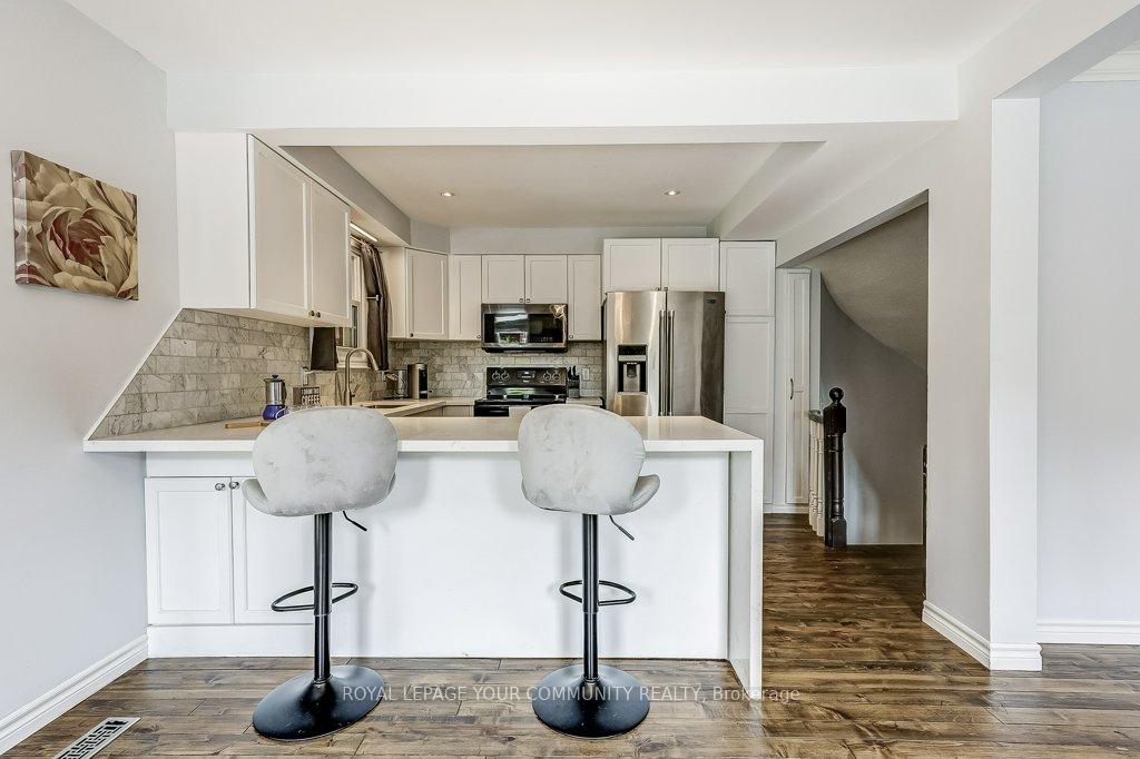 Photo 10 of 44 Canadian Oaks Drive, Whitby, Blue Grass Meadows — HOMEH