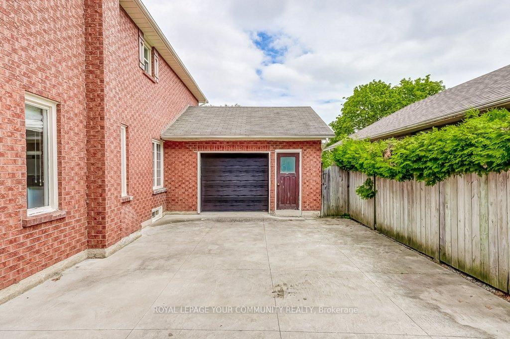 Photo 25 of 44 Canadian Oaks Drive, Whitby, Blue Grass Meadows — HOMEH