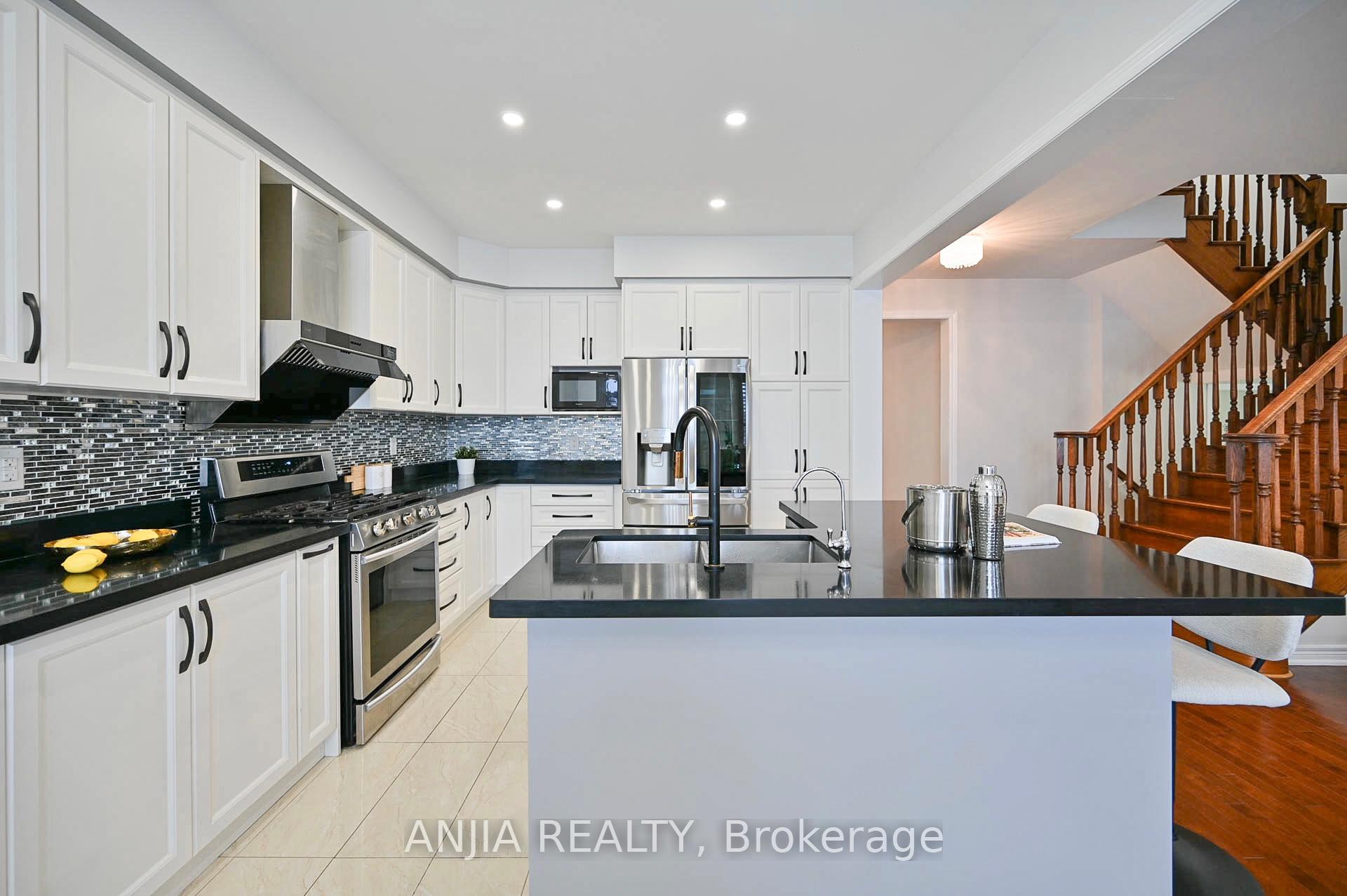 Photo 12 of 65 William Bartlett Drive, Markham, Berczy — HOMEH