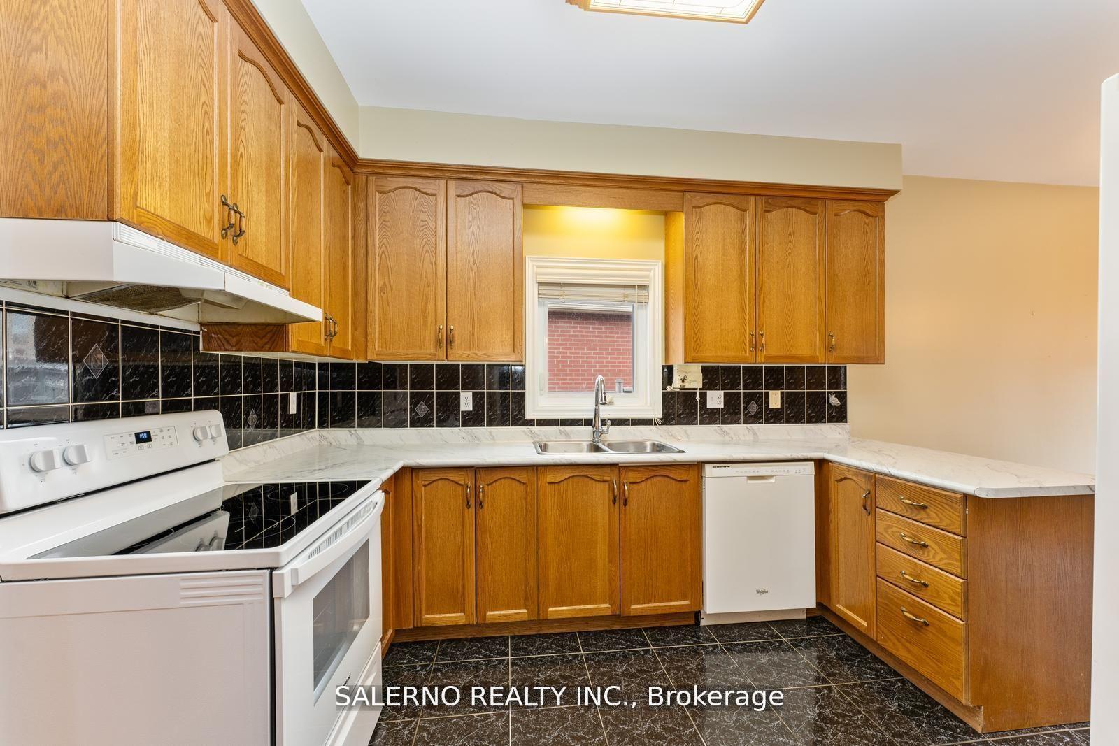 Photo 11 of 25 Lockheed Avenue, Vaughan, Maple — HOMEH