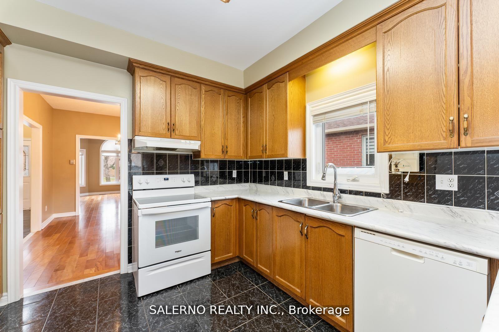 Photo 13 of 25 Lockheed Avenue, Vaughan, Maple — HOMEH