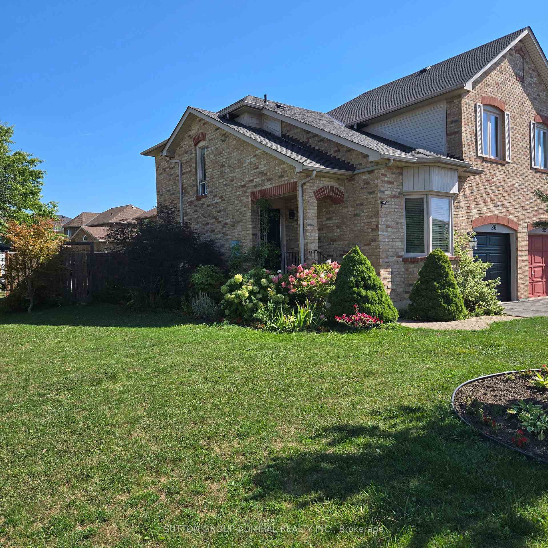 Photo 2 of 26 Carron Avenue, Vaughan, Maple — HOMEH