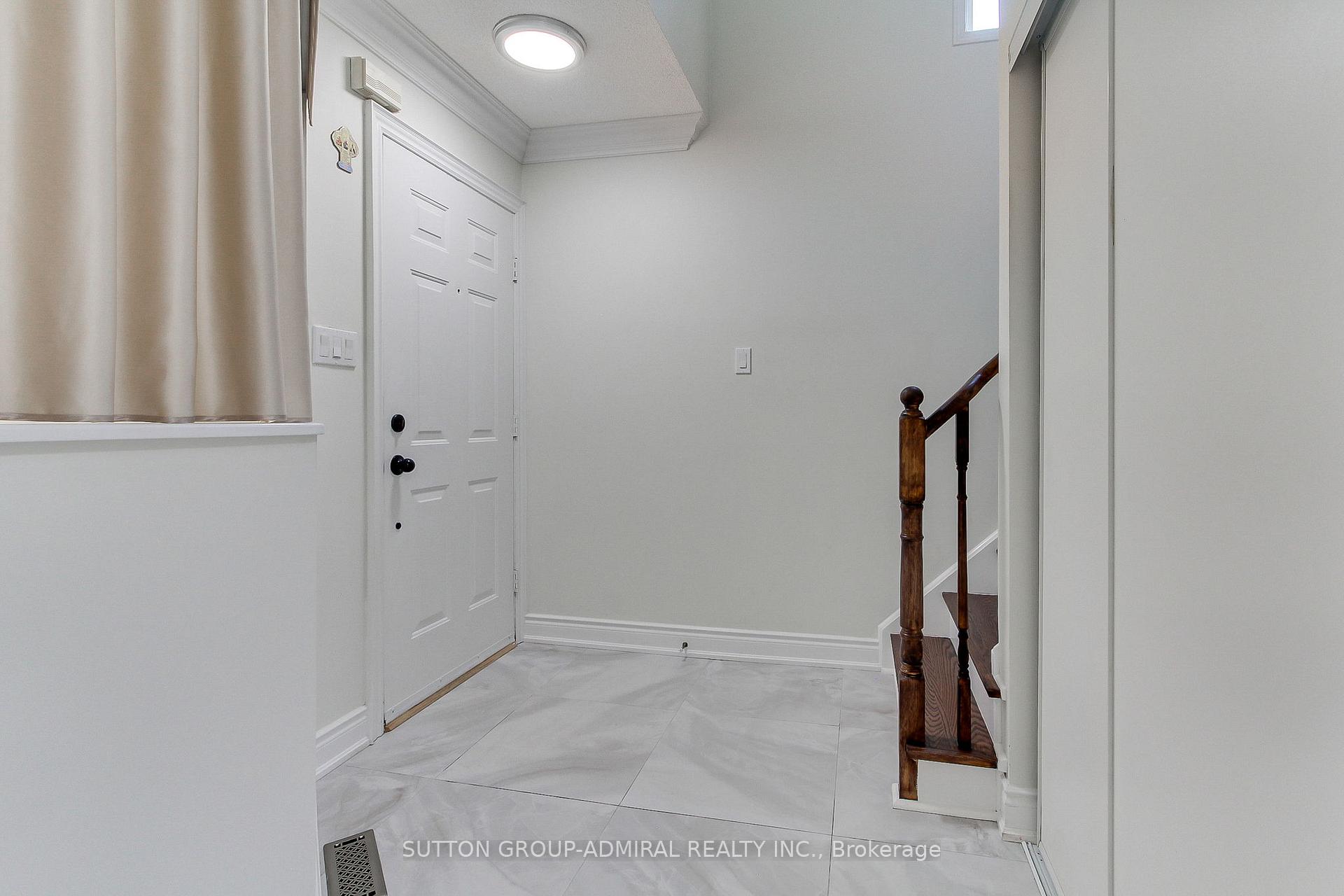 Photo 5 of 26 Carron Avenue, Vaughan, Maple — HOMEH