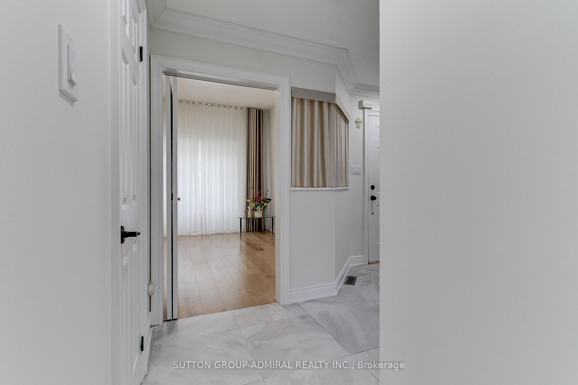 Photo 6 of 26 Carron Avenue, Vaughan, Maple — HOMEH