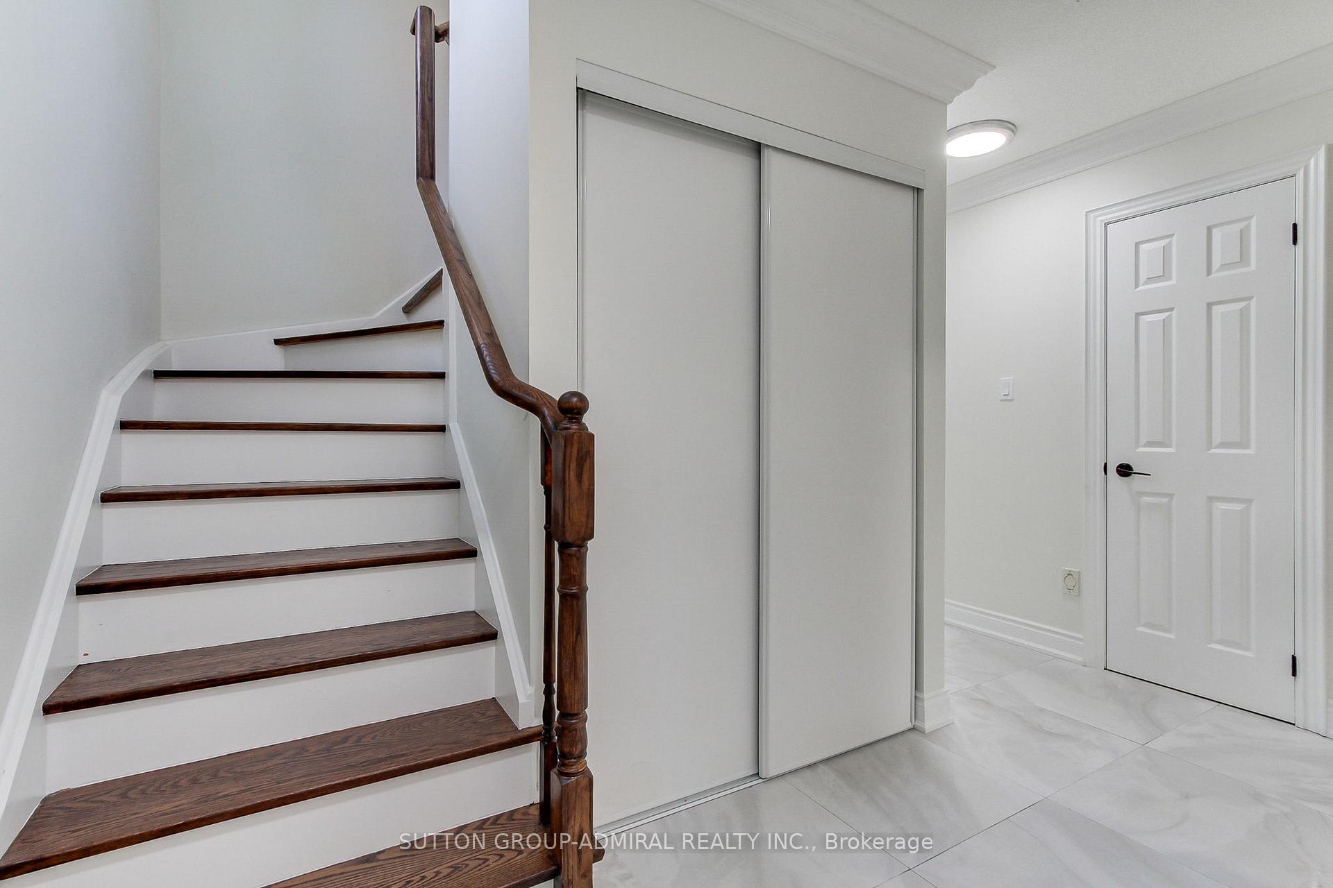 Photo 7 of 26 Carron Avenue, Vaughan, Maple — HOMEH