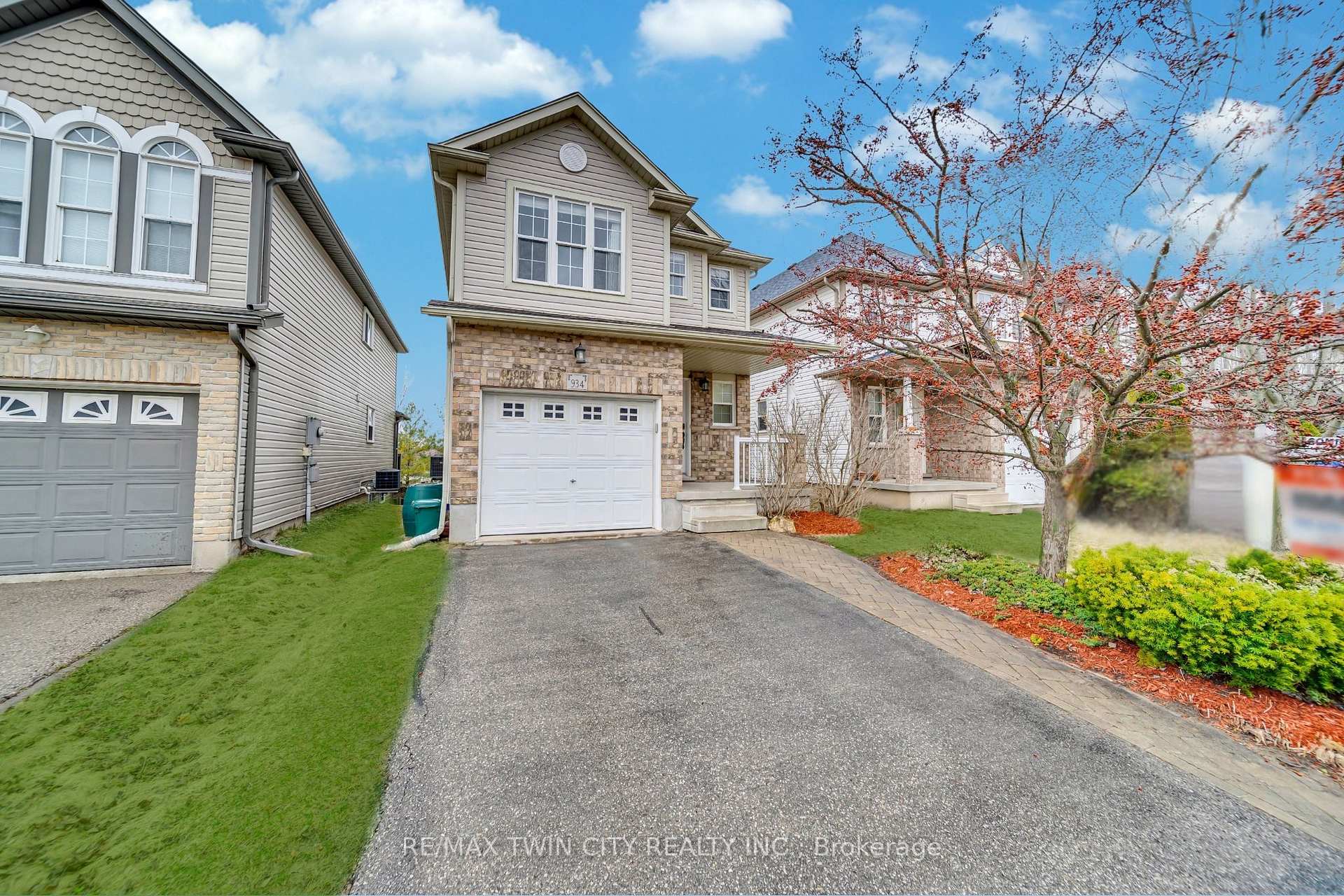 Front of 934 Creekside Drive