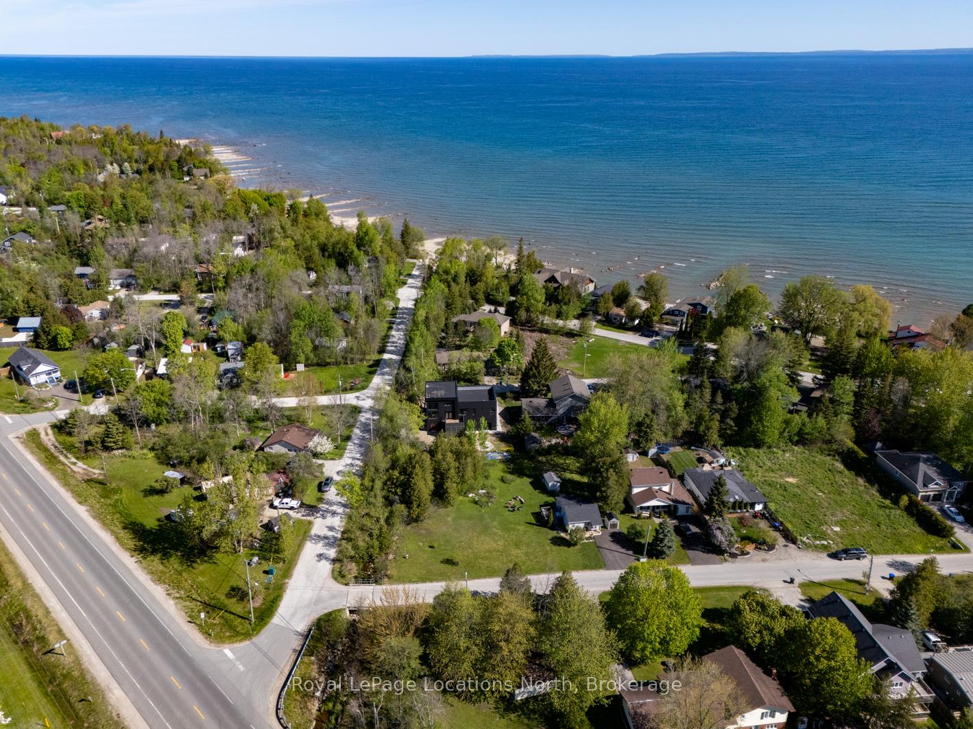 Photo 2 of 8 James Avenue, Wasaga Beach — HOMEH