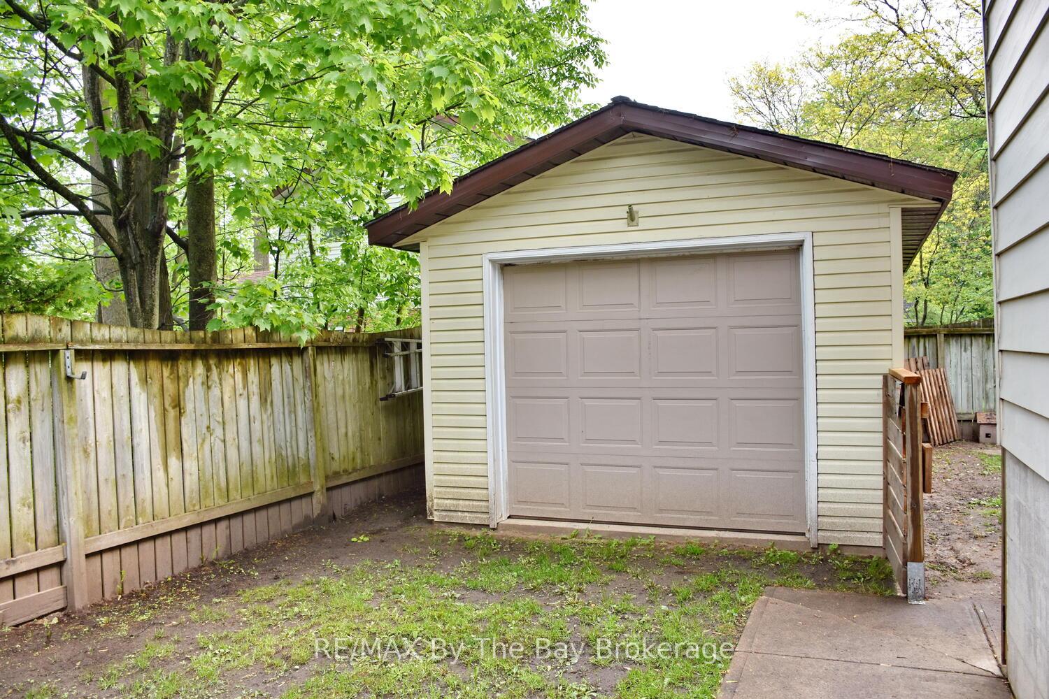 Photo 3 of 11 Caribbean Drive, Wasaga Beach — HOMEH
